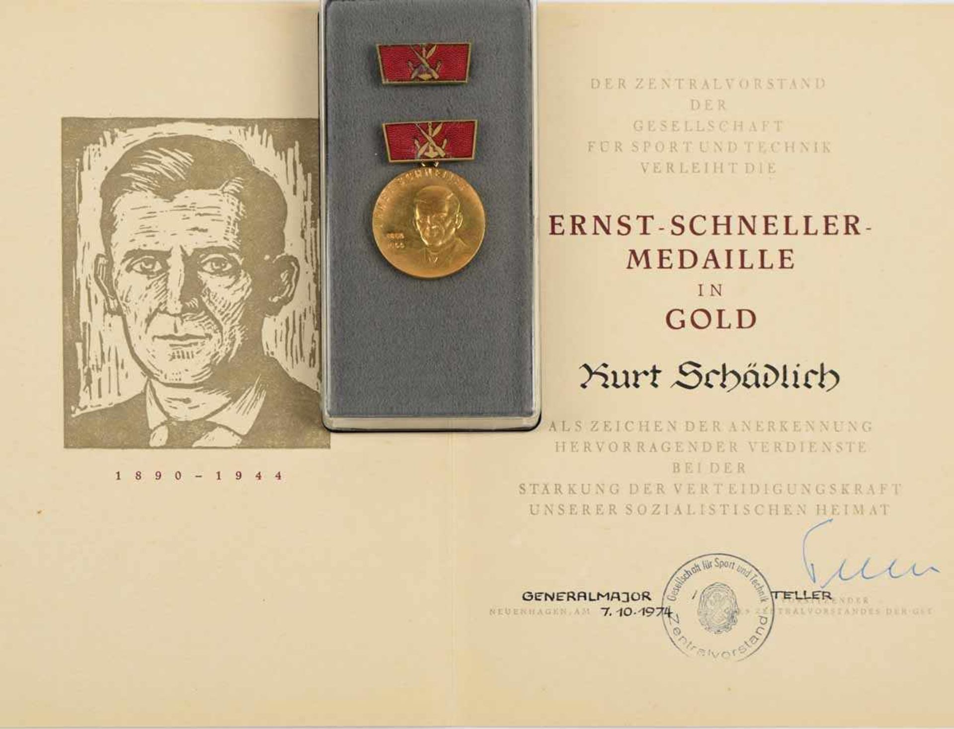 Ernst-Schneller-Medaille DDR Stufe Gold, im Verleihungsetui mit emaillierter Spange, - Bild 2 aus 2