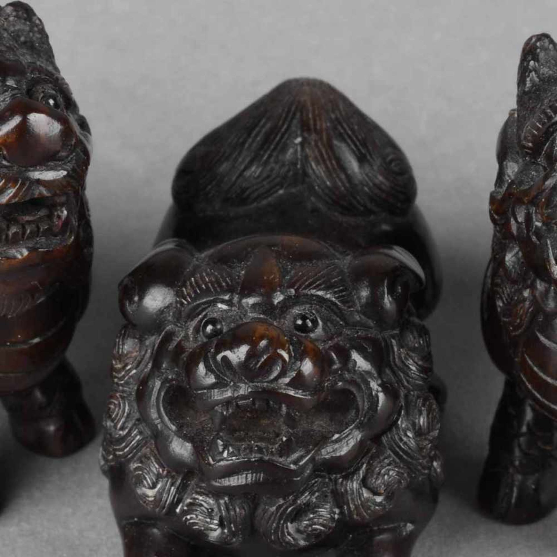 Drei Netsuke Hartholz (Ebenholz?) geschnitzt, Drache in verschiedenen Körperhaltungen, das Maul