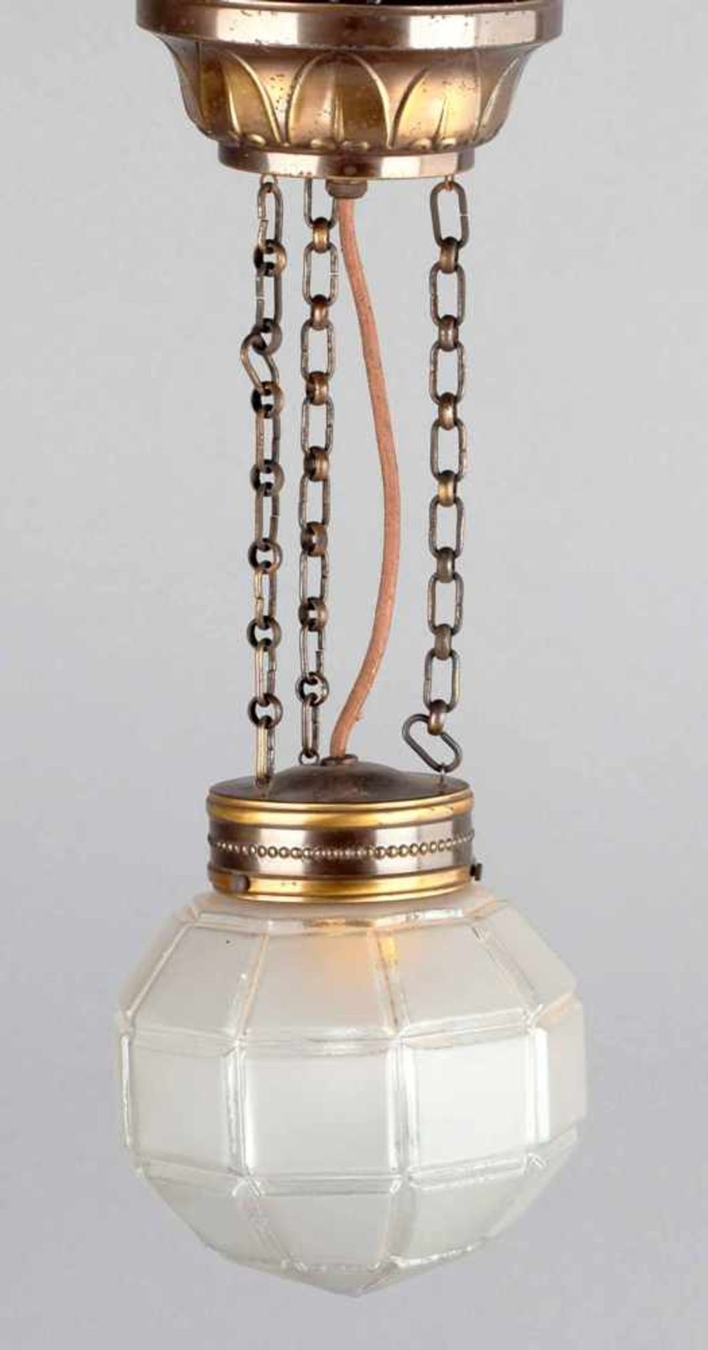 Art déco-Deckenleuchte Messing, einflammig elektrifiziert, facettierter Glasschirm an verzierter - Bild 2 aus 2