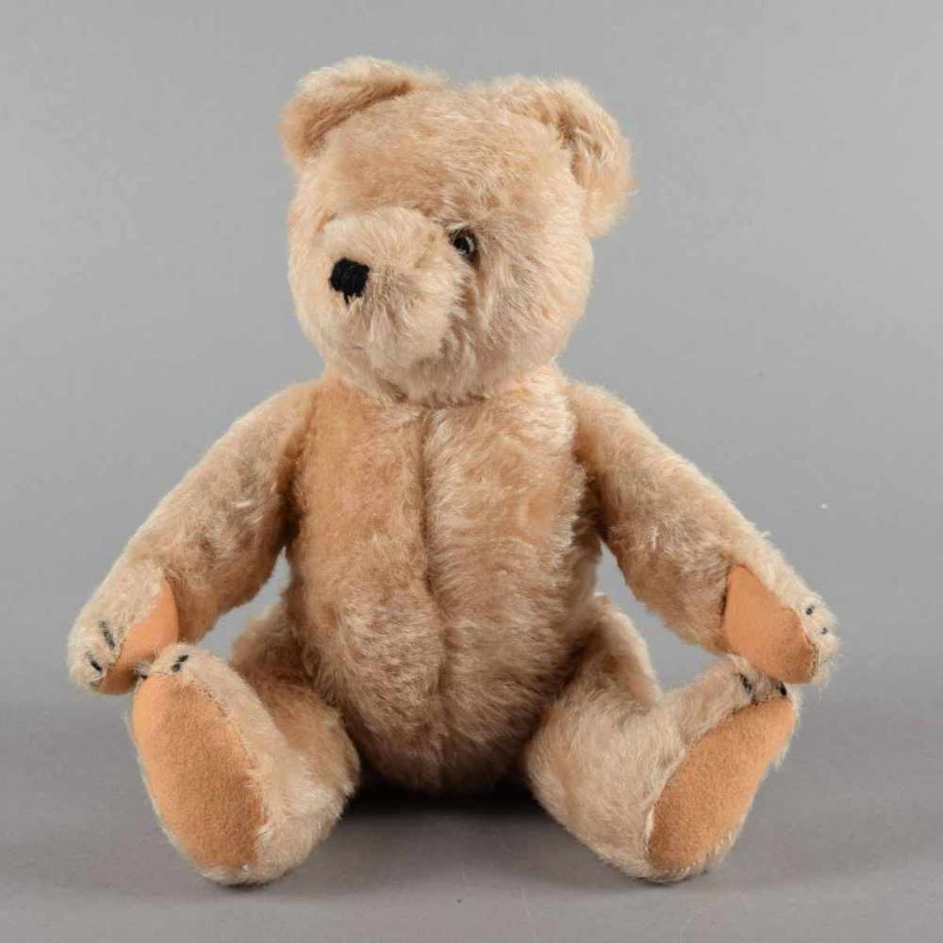 Teddybär helles Mohairfell, Körper strohgefüllt, bewegliche Glieder, Glasaugen, Schnauze und Krallen - Bild 2 aus 2