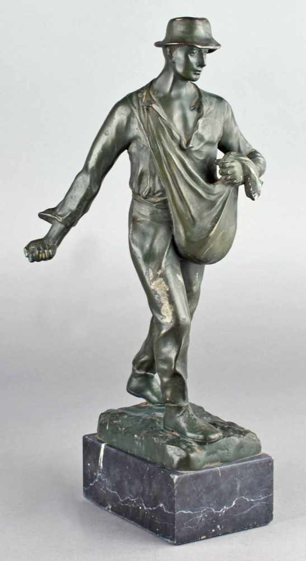 Beck, Ernst (1879 Alt-Lengbach - 1941 Wien) Bronze, in Grün patiniert, "Der Sämann", Landarbeiter - Bild 2 aus 4