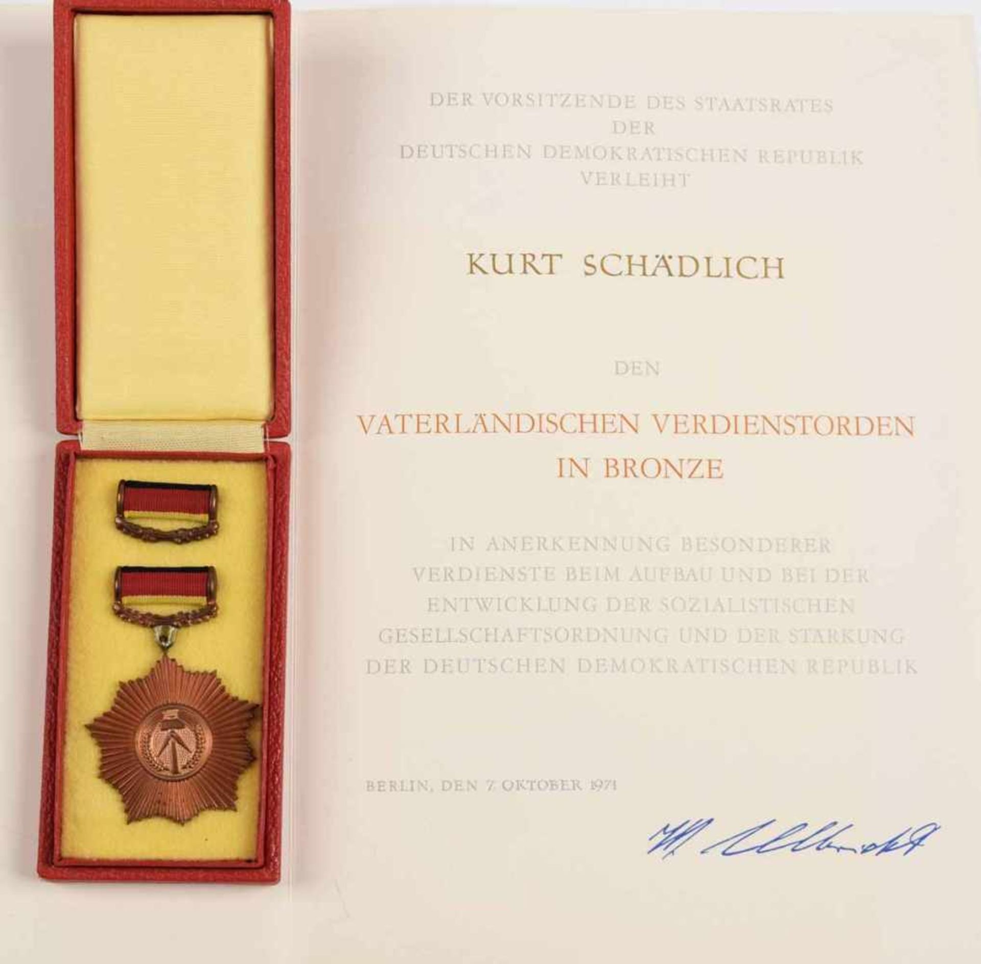 Vaterländischer Verdienstorden DDR Stufe Bronze, im Verleihungsetui mit kleiner Bandspange, - Bild 2 aus 2