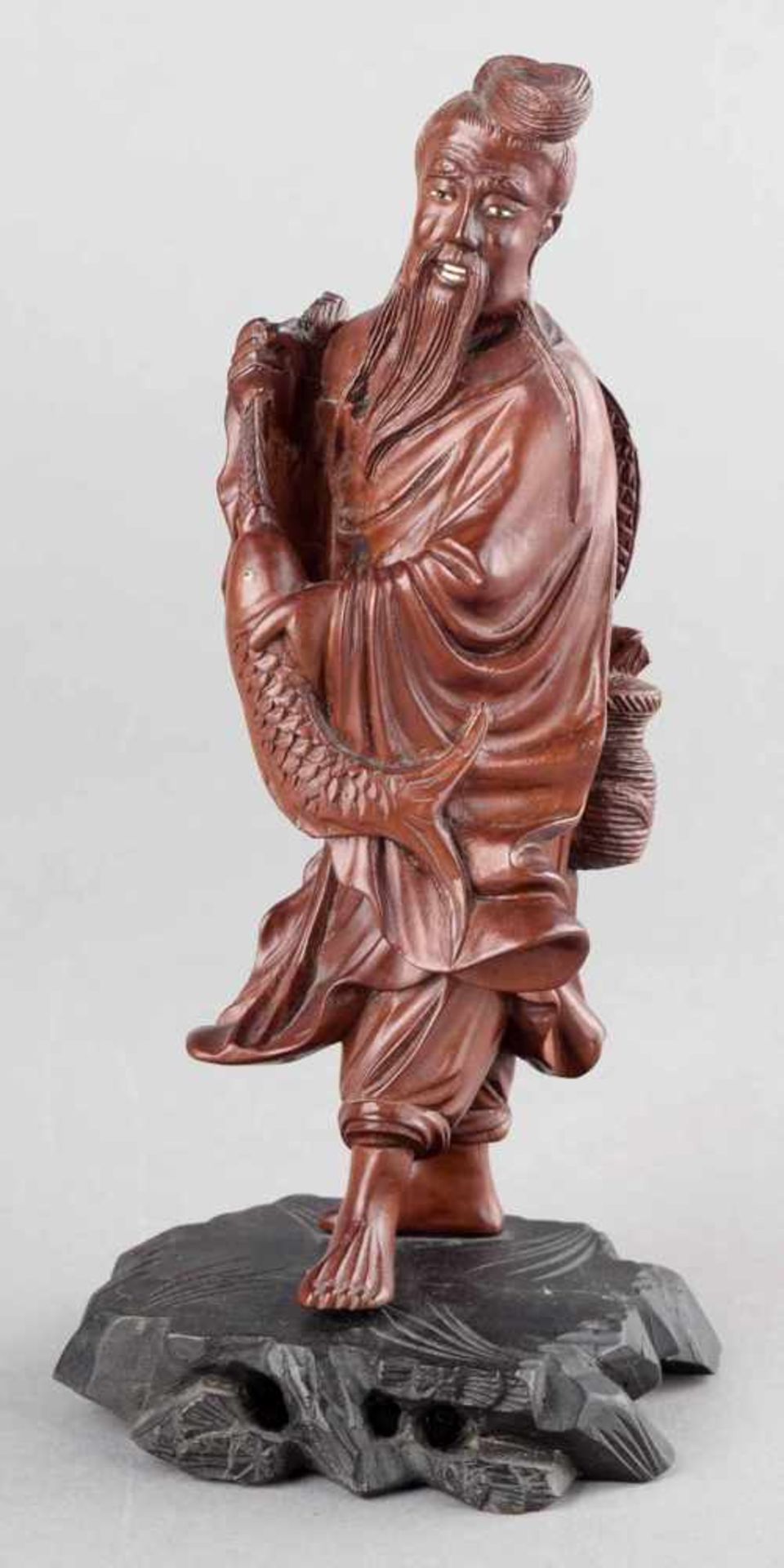 Asiatische Figur Holz, geschnitzt und rotbraun gefasst, bärtiger Fischer im traditionellen langen - Image 2 of 3