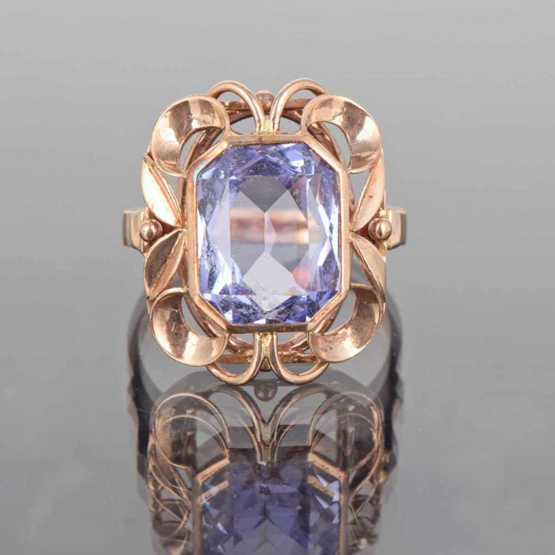 Amethystring RG 333, im luftigen Ringkopf mit Goldschwüngen und Blattzier achteckiger Amethyst in - Bild 3 aus 4