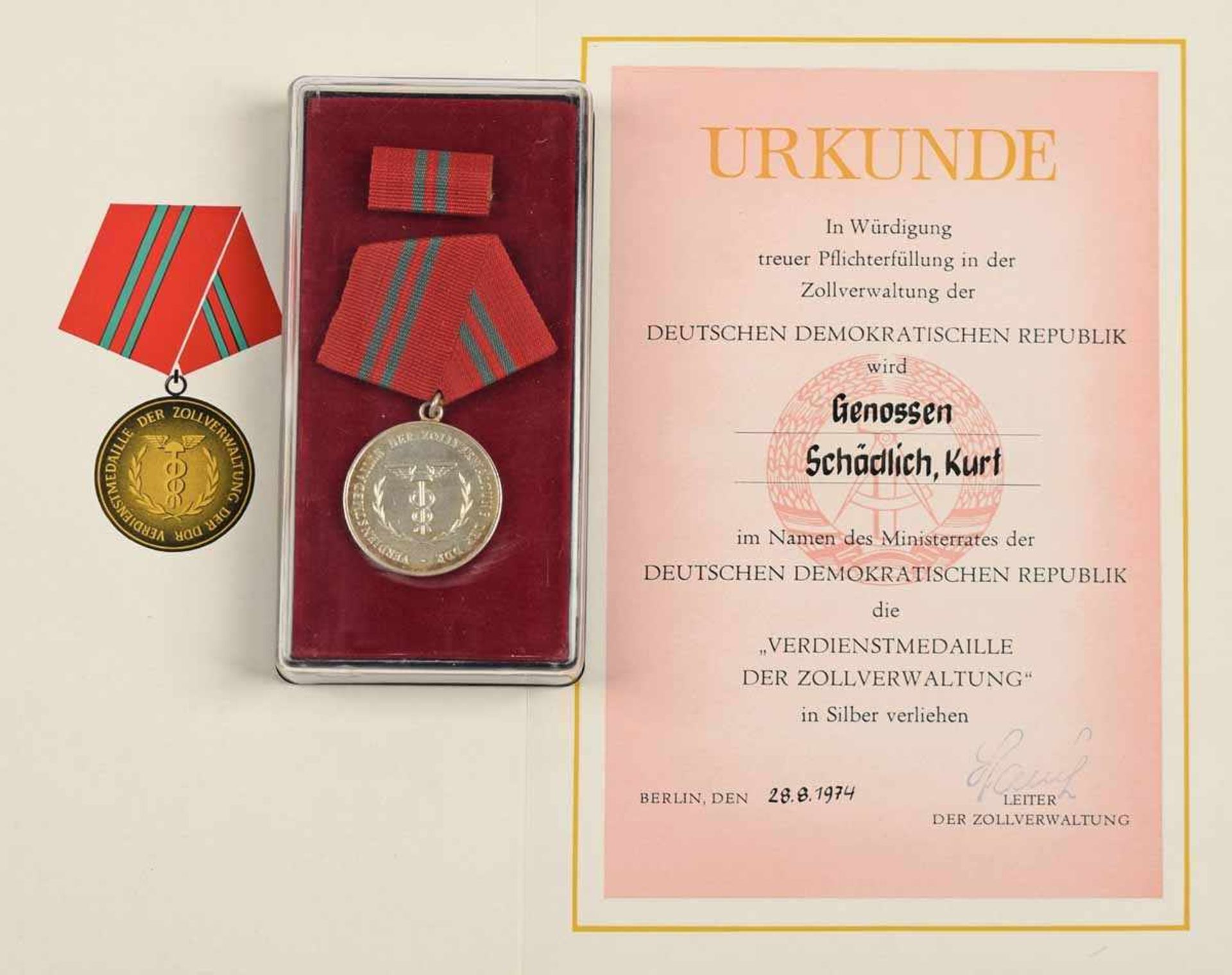 Verdienstmedaille der Zollverwaltung DDR Stufe Silber, in Verleihungsschachtel mit kleiner - Bild 2 aus 2