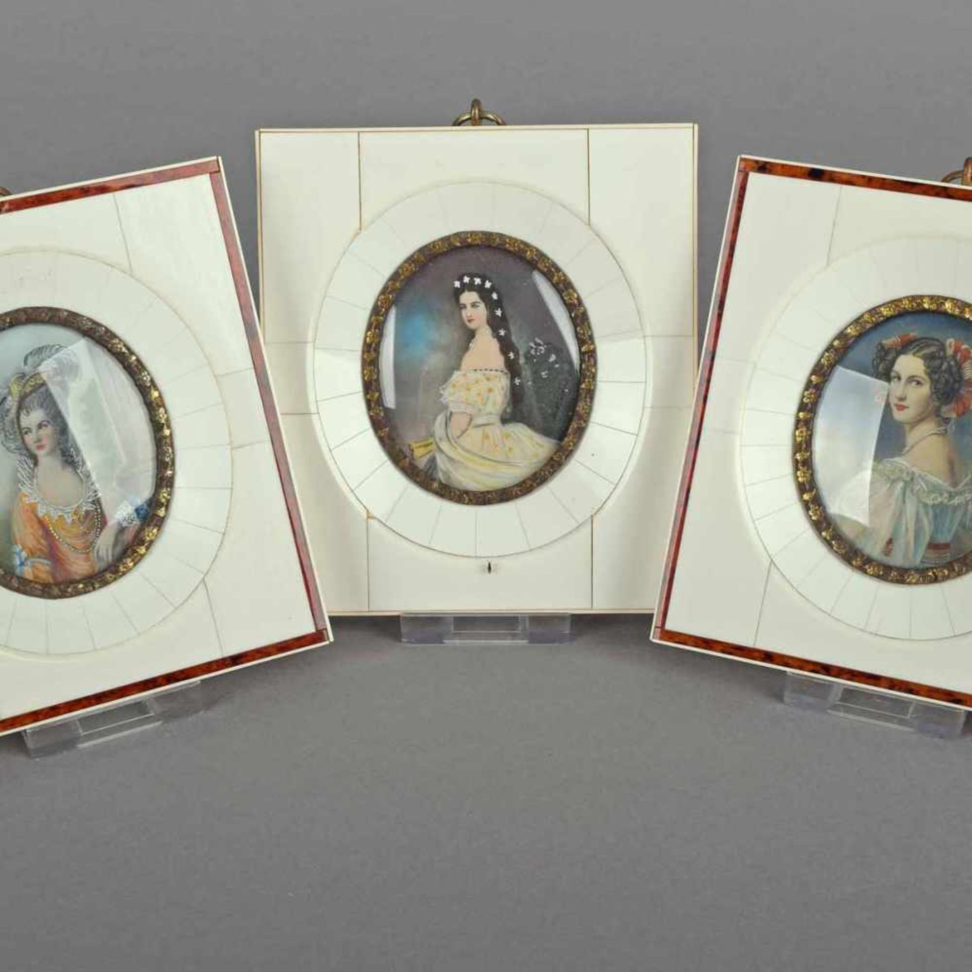 Drei Miniaturen je Damenporträt in Lupenmalerei nach den Originalen Joseph Karl Stieler "Bildnis der