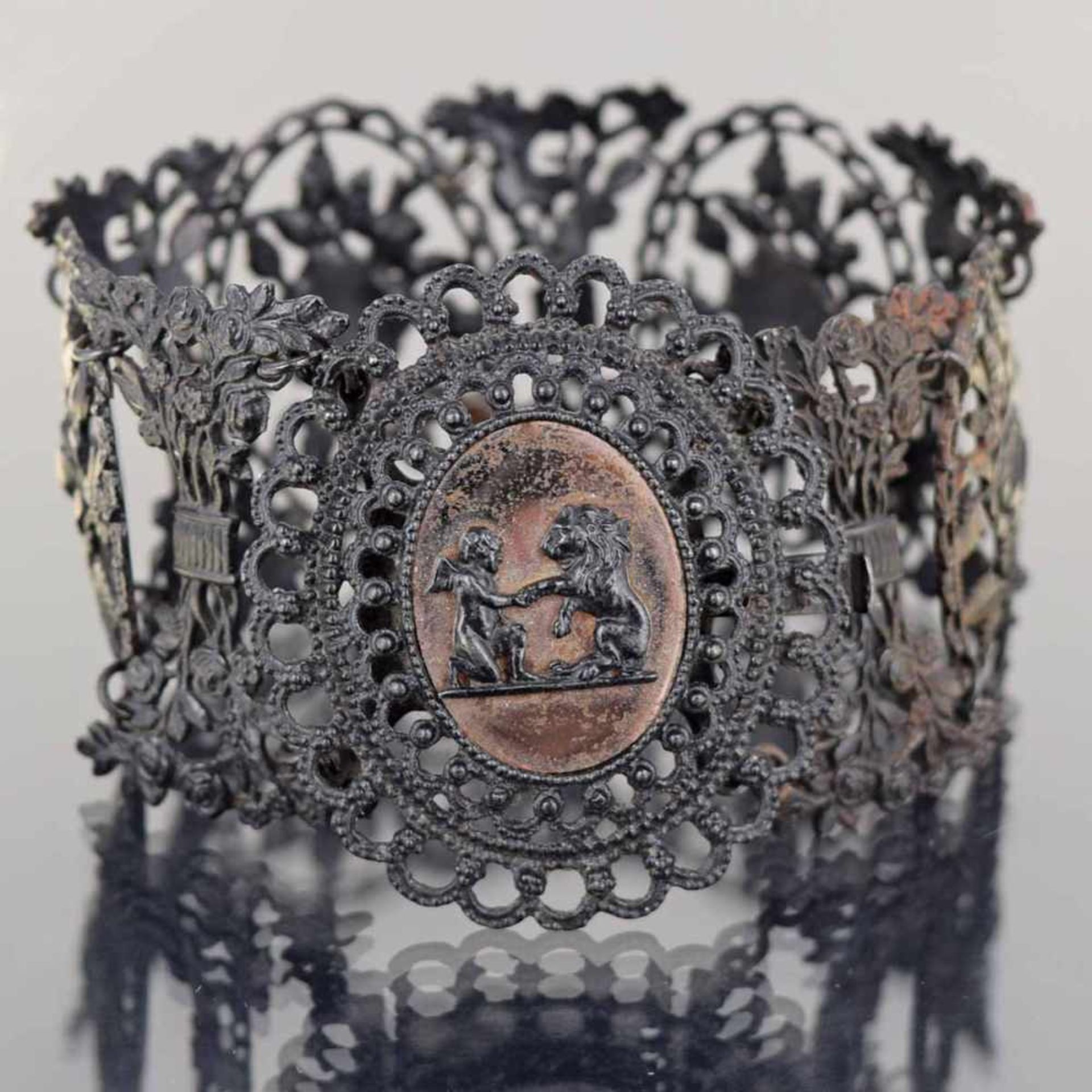 Berliner Eisen-Armband Eisen geschwärzt, durchbrochen floral gearbeitetes Armband aus 10 Gliedern,