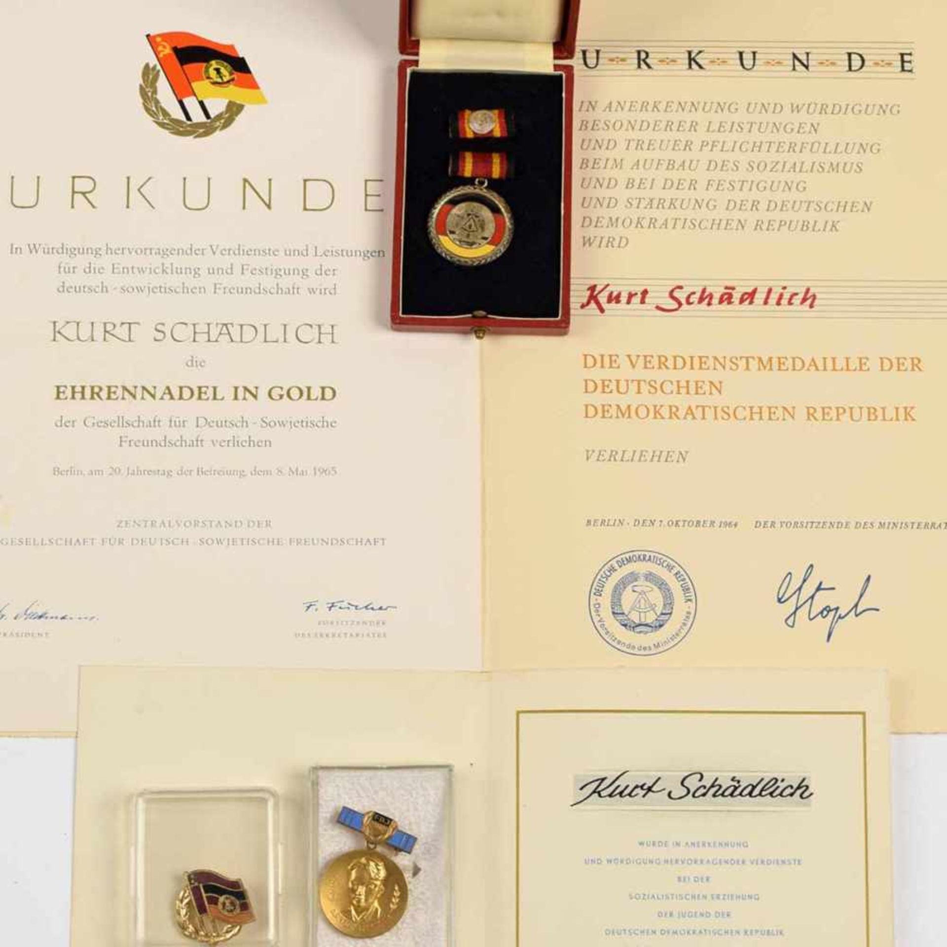 Auszeichnungen DDR insg. 3 versch. Ausführungen: 1 x Verdienstmedaille der DDR, mit kleiner