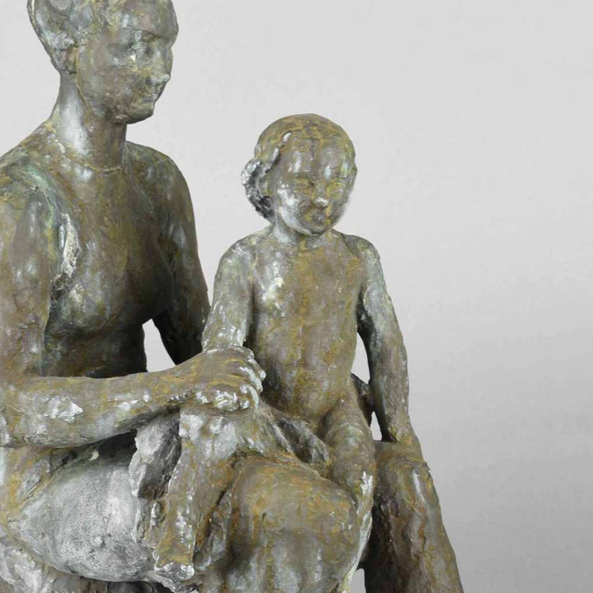 Kreßner, Magdalene (1899 bei Chemnitz - 1975 Radebeul) Bronze, grünbraun patiniert, Mutter in