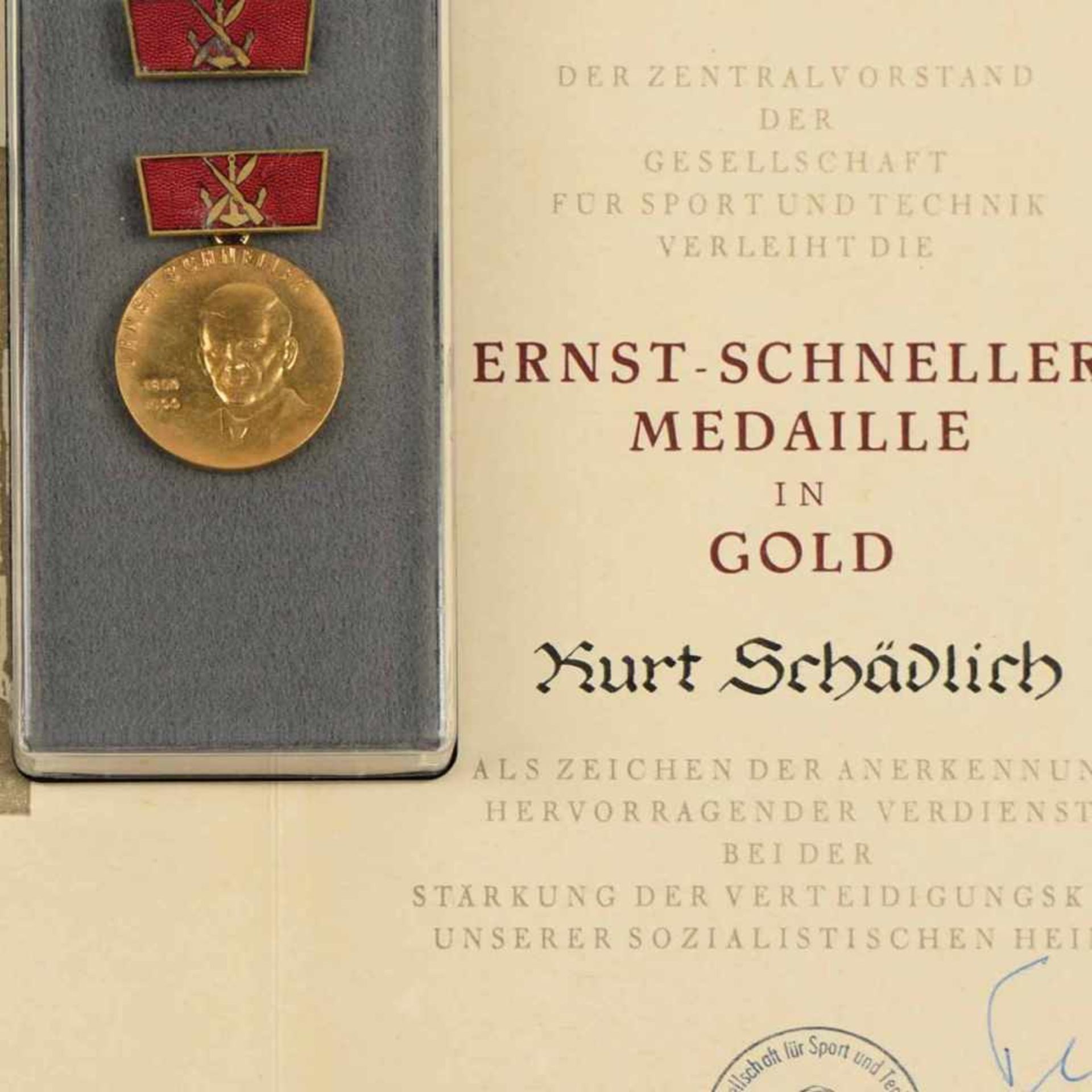 Ernst-Schneller-Medaille DDR Stufe Gold, im Verleihungsetui mit emaillierter Spange,
