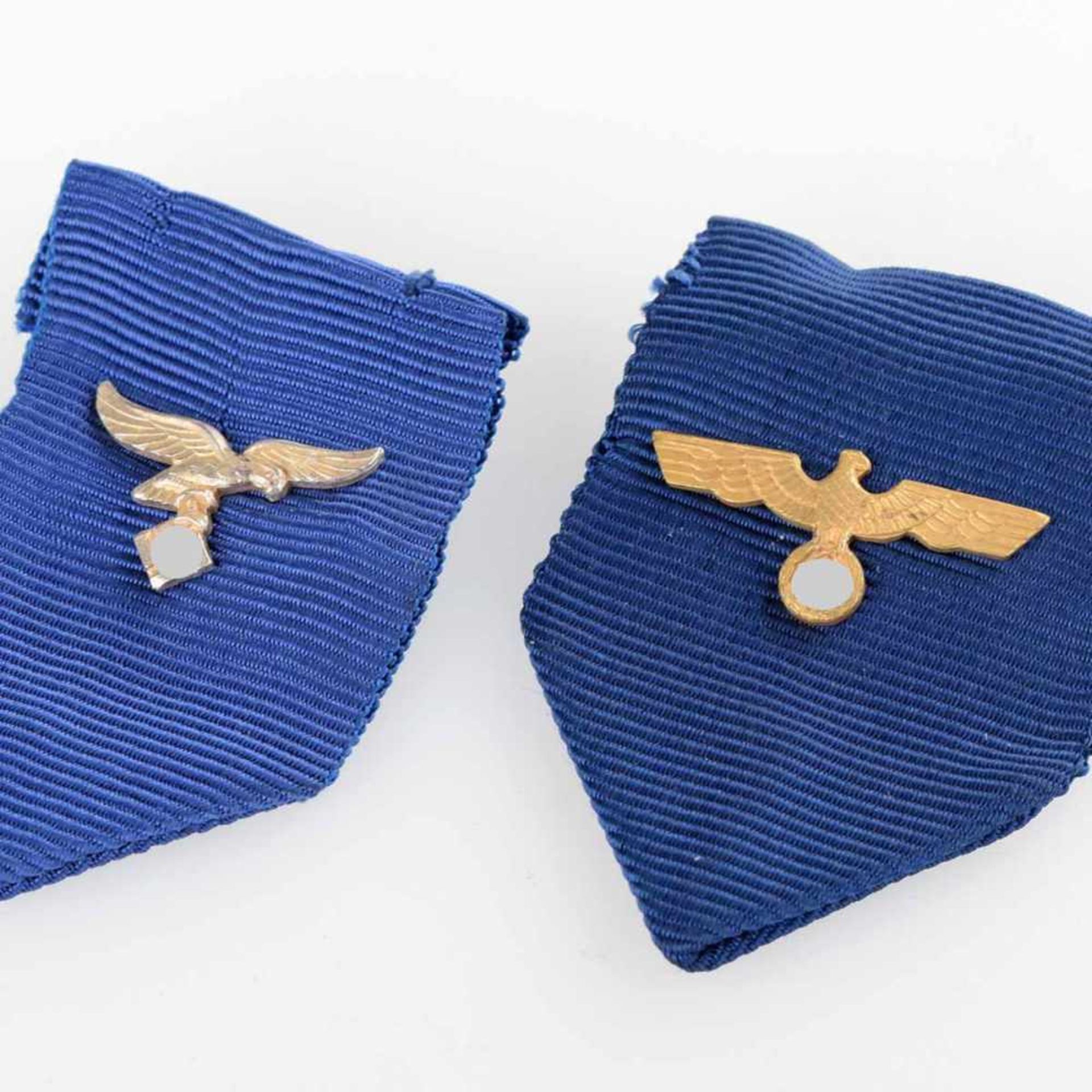 Auszeichnungen III. Reich insg. zwei blaue Bänder mit Adler und Swastika, für die