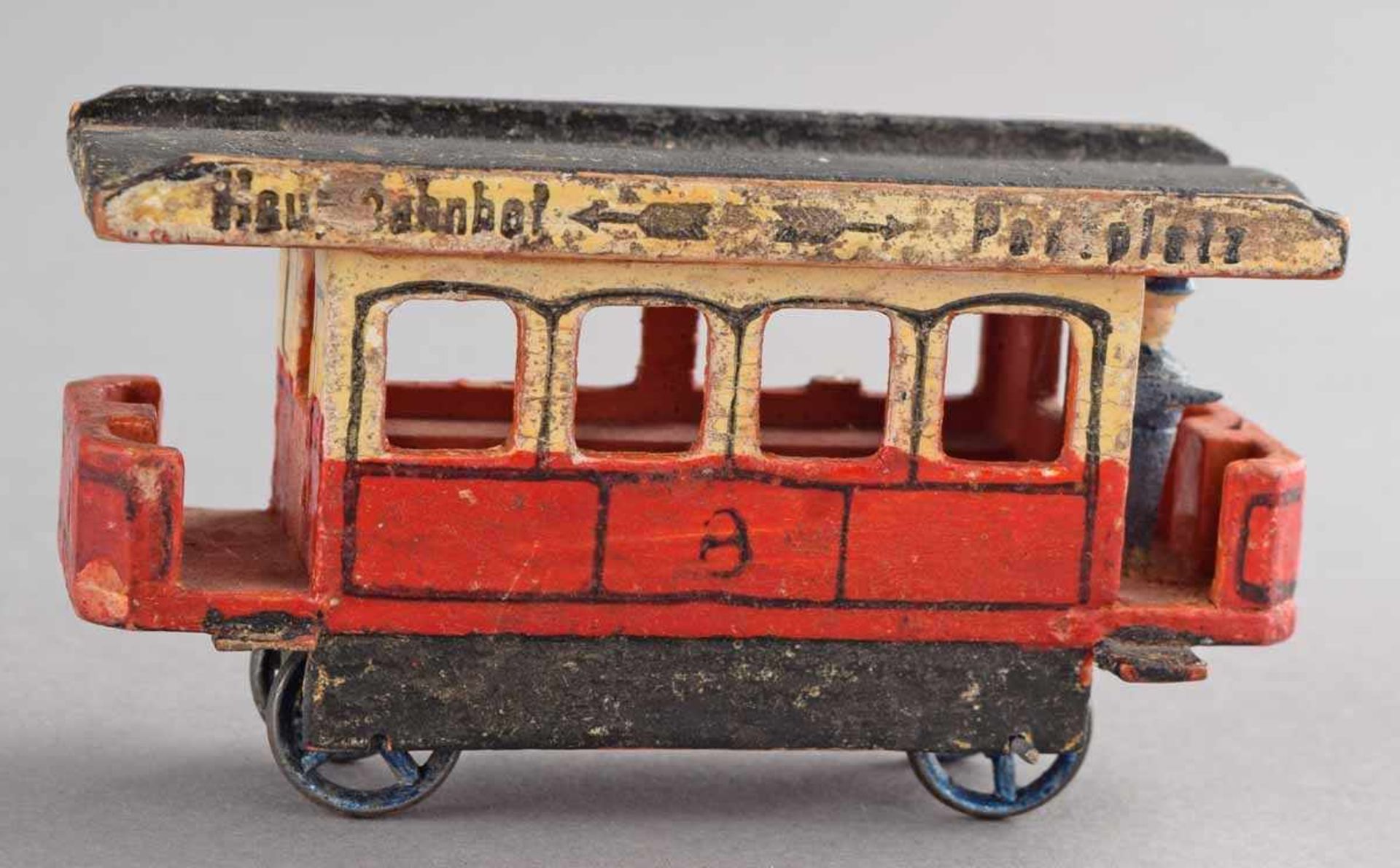 Miniaturmodell Holz, farbig gestaltet, Straßenbahn mit Zinnrädern, Altersspuren und kleinere Besch., - Bild 3 aus 3