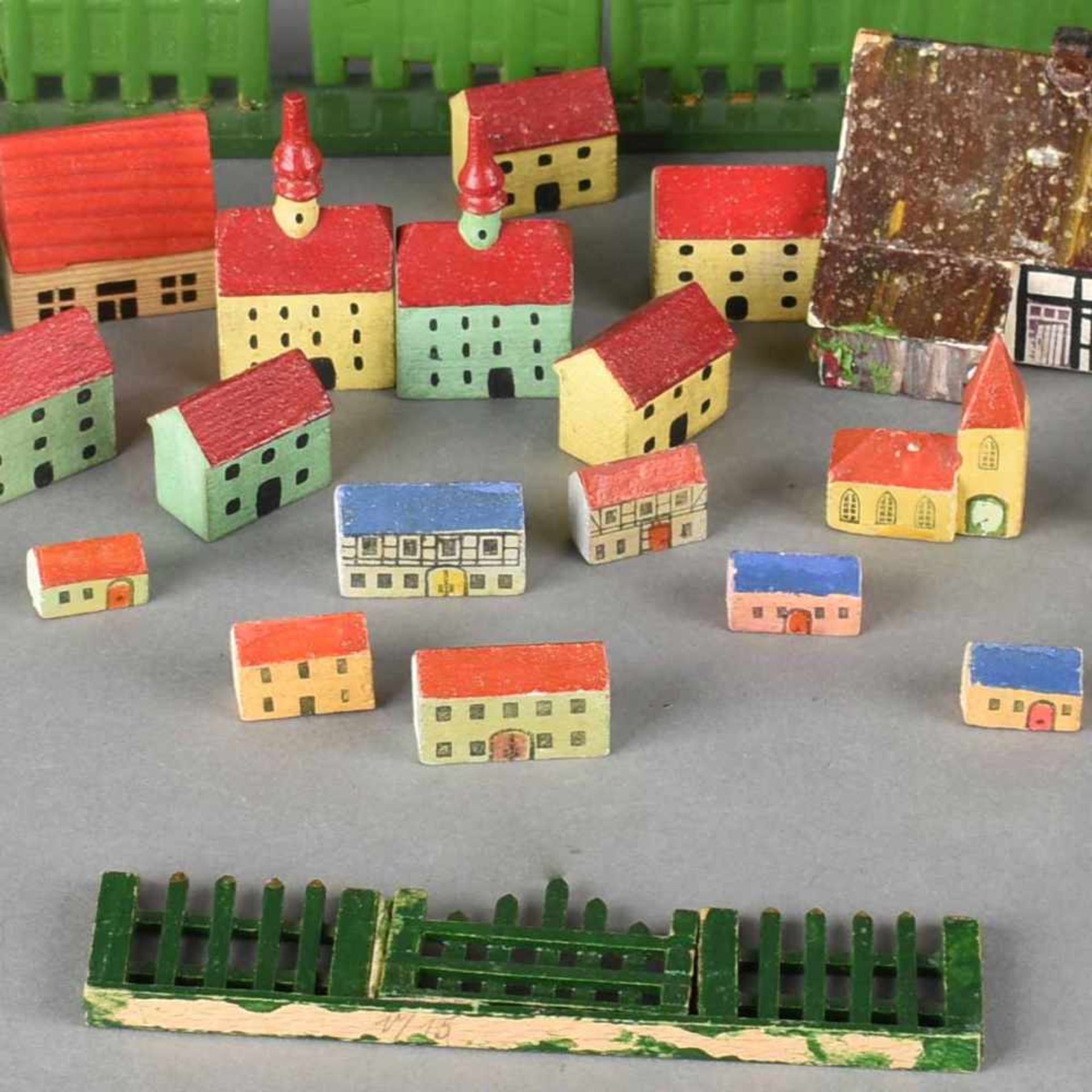 Konvolut Miniaturmodelle und Zubehör Holz, farbig gestaltet, diverse Zäune und Gebäude, untersch.