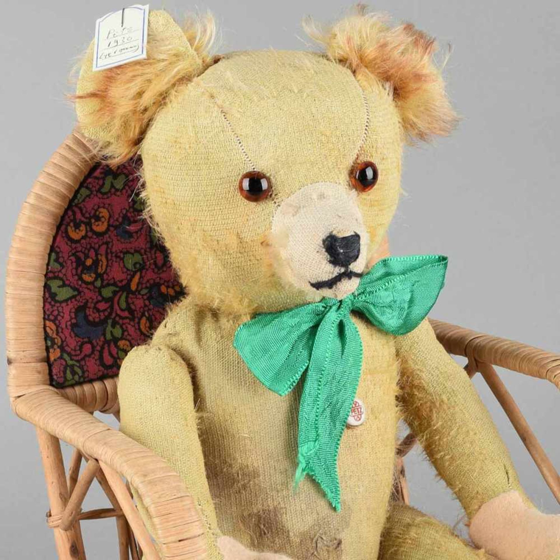 Teddybär Hersteller: Petz, gefüllter Körper, bewegliche Glieder, Fell weitgehend abgegriffen, H