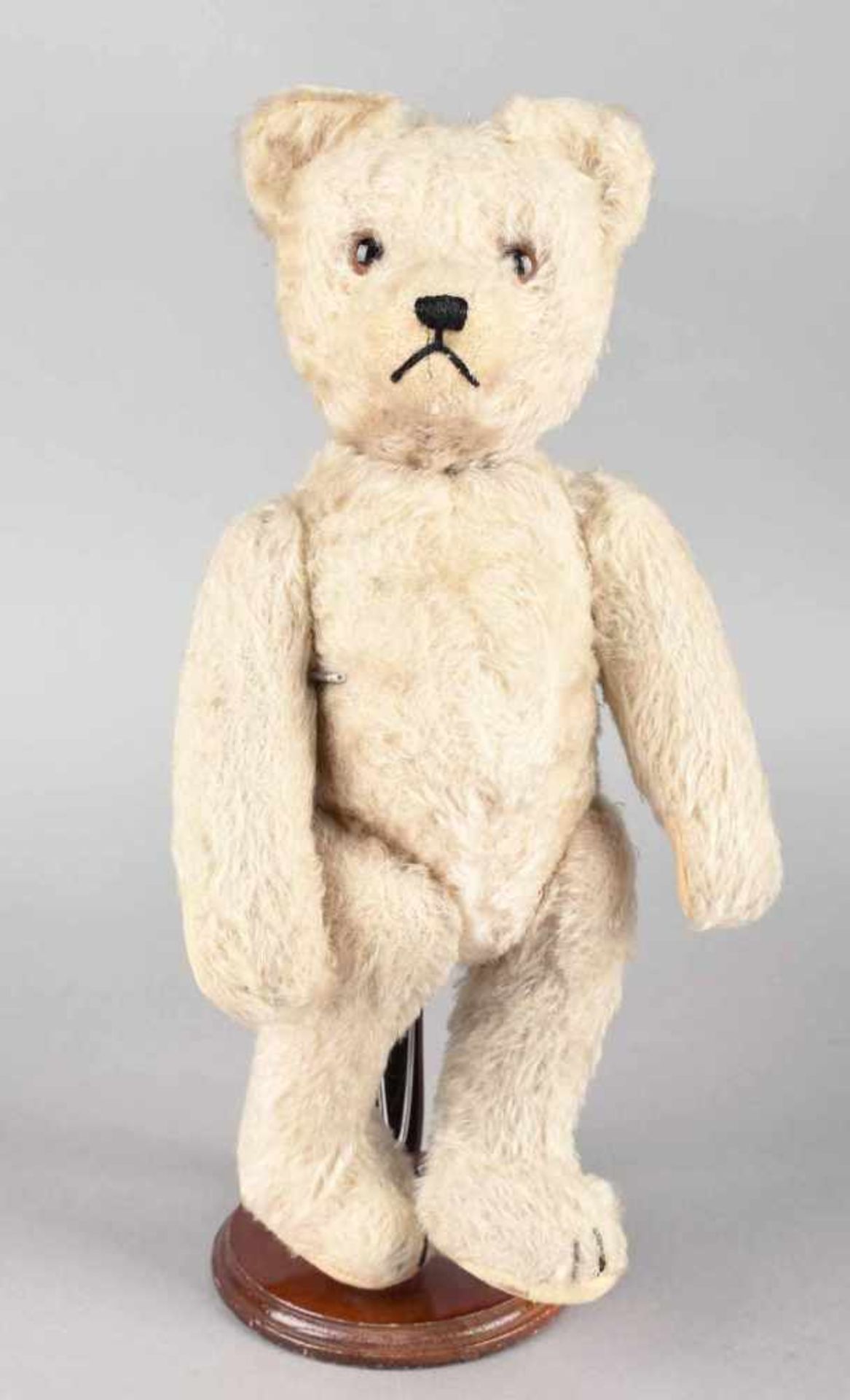Teddybär Hersteller: Steiff, helles Mohairfell, Körper strohgefüllt, Glasaugen, gestickte Schnauze - Bild 2 aus 2