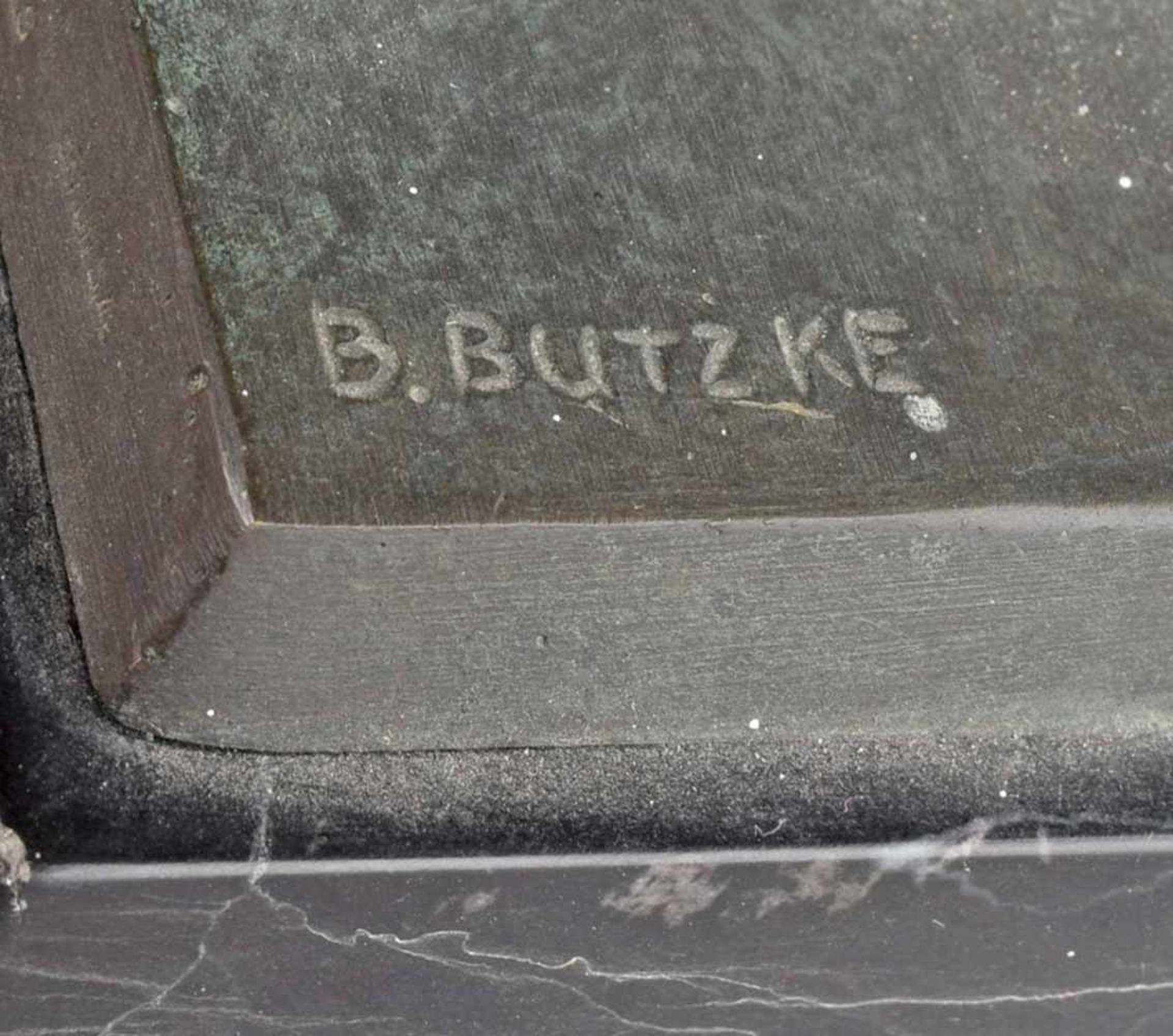 Butzke, Bernhard (1867 Berlin - 1952 ebd.) Bronze, in Schwarz patiniert, Äsendes Reh, in der - Bild 4 aus 4