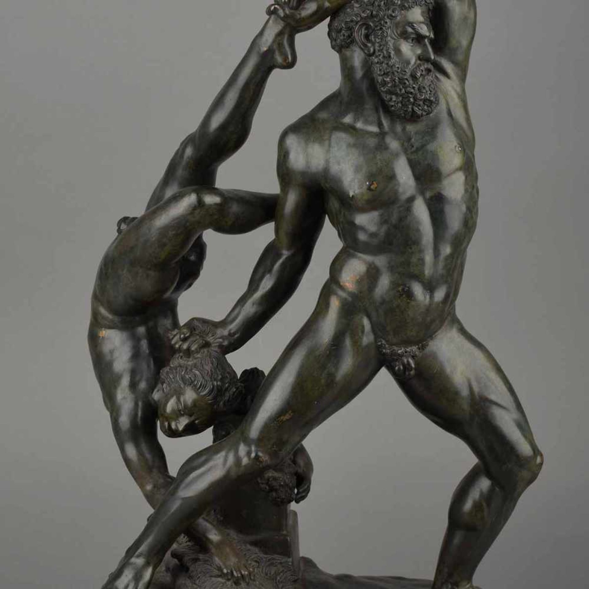 Mythologische Gruppe Bronze, dunkelgrün patiniert, verkleinerter Nachguss des 1795 von Antonio