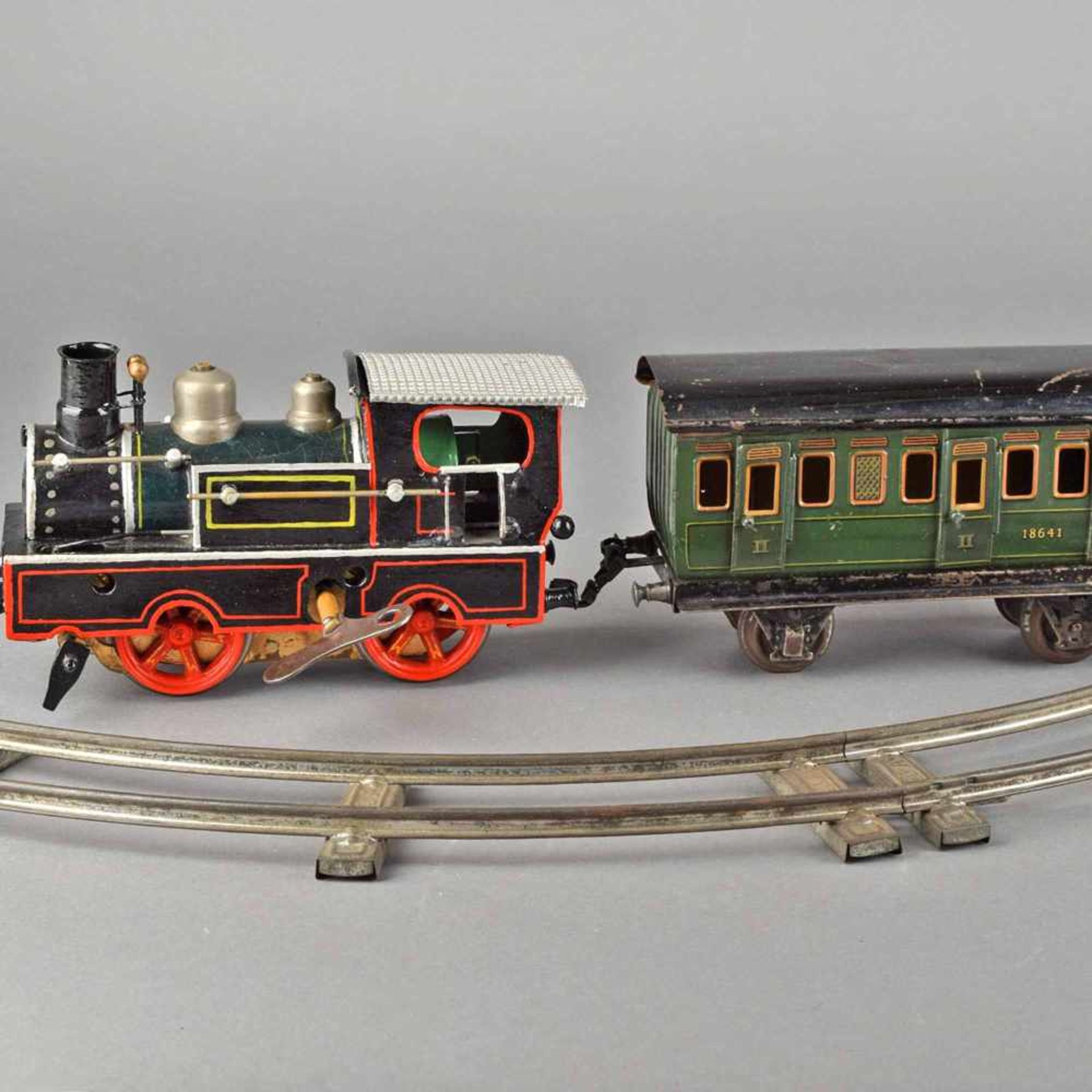 Lokomotive und Personenwagen Hersteller: Märklin, Spur I, Lokomotive mit Uhrwerk, ergänzt und