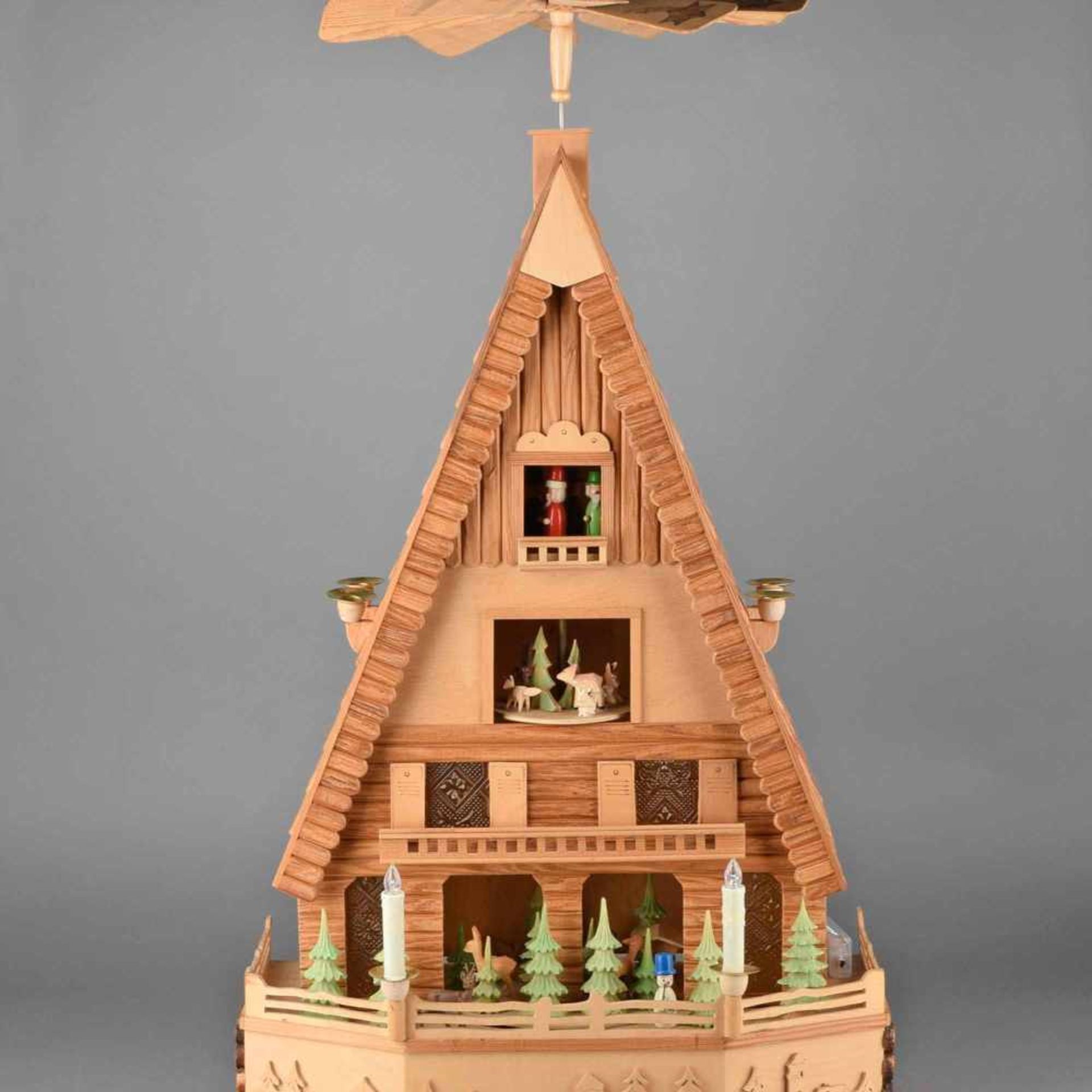 Pyramide Holz, überwiegend naturbelassen, elektrifiziert, gestaltet in Form eines Hauses,