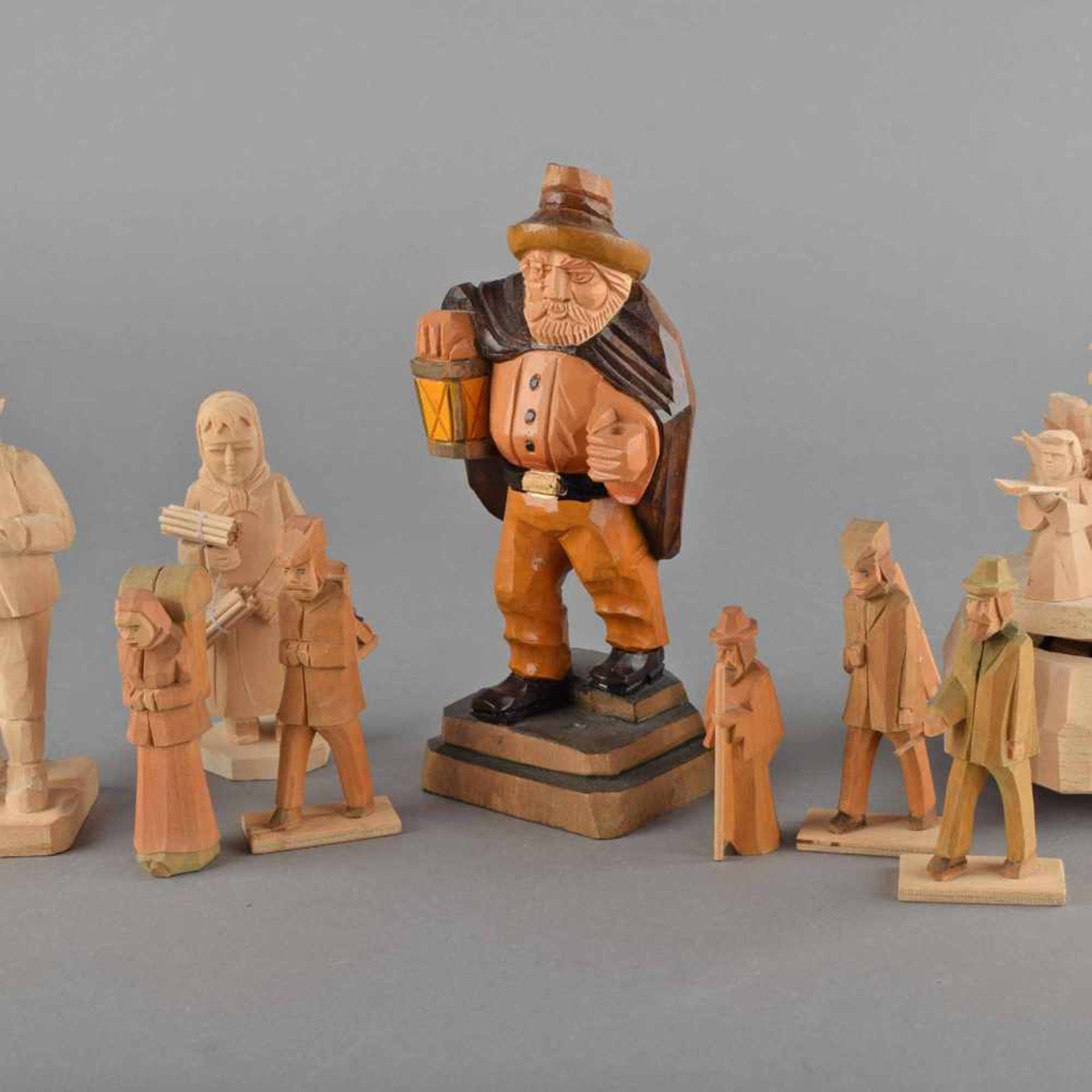 Konvolut Aufstellfiguren Lindenholz vollplastisch beschnitzt, untersch. Darstellungen und Größen,