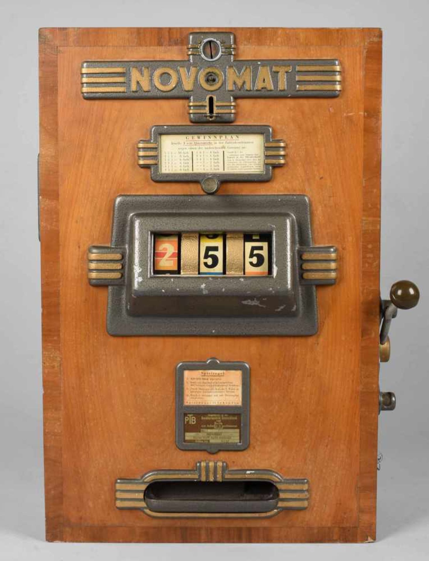 Wandspielautomat "Novomat", Holzgehäuse, mit gegossenen Metallbeschlägen, seitlich Hebel zum - Bild 2 aus 2