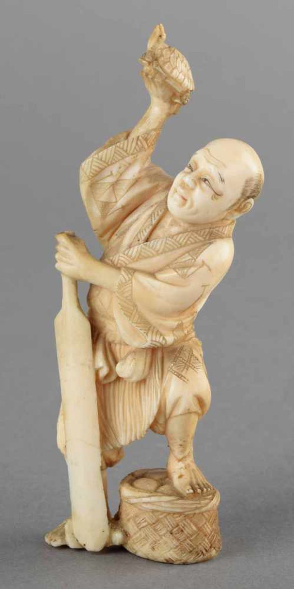 Okimono Elfenbein vollplastisch geschnitzt, Darstellung des Fischers Urashima Taro mit der - Bild 2 aus 4