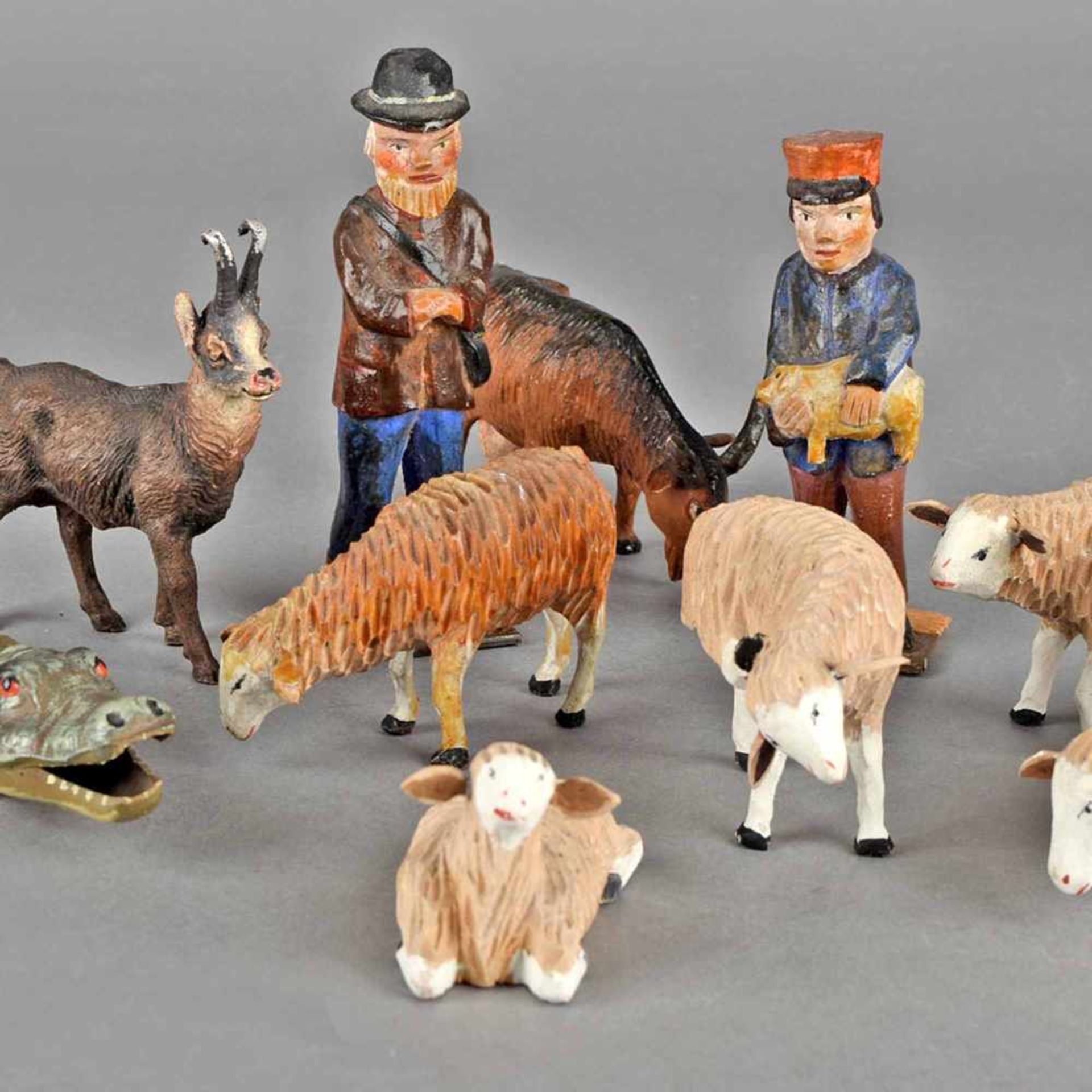Konvolut Aufstellfiguren Holz, vollplastisch geschnitzt und farbig bemalt, Schafe und Ziege sowie