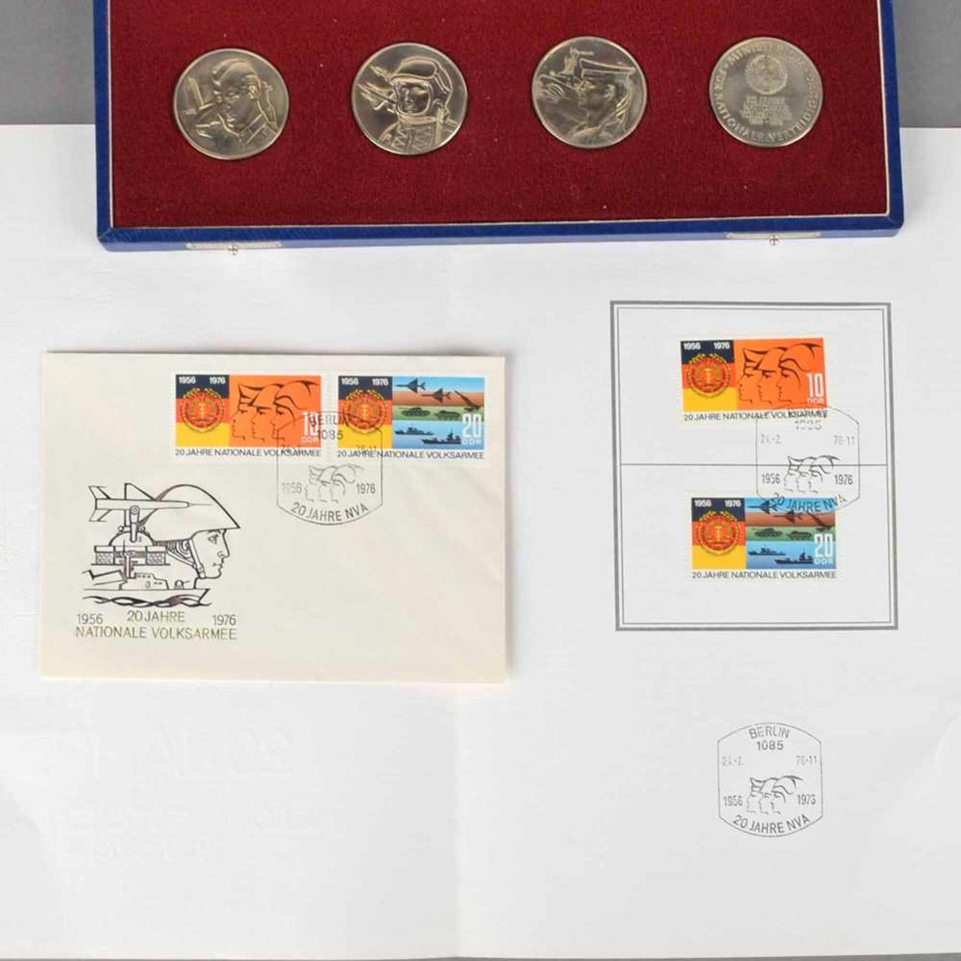 Medaillen und Gedenkblatt "20 Jahre NVA" 1 x Medaillenset "1956 20 Jahre Nationale Volksarmee 1976", - Bild 2 aus 2
