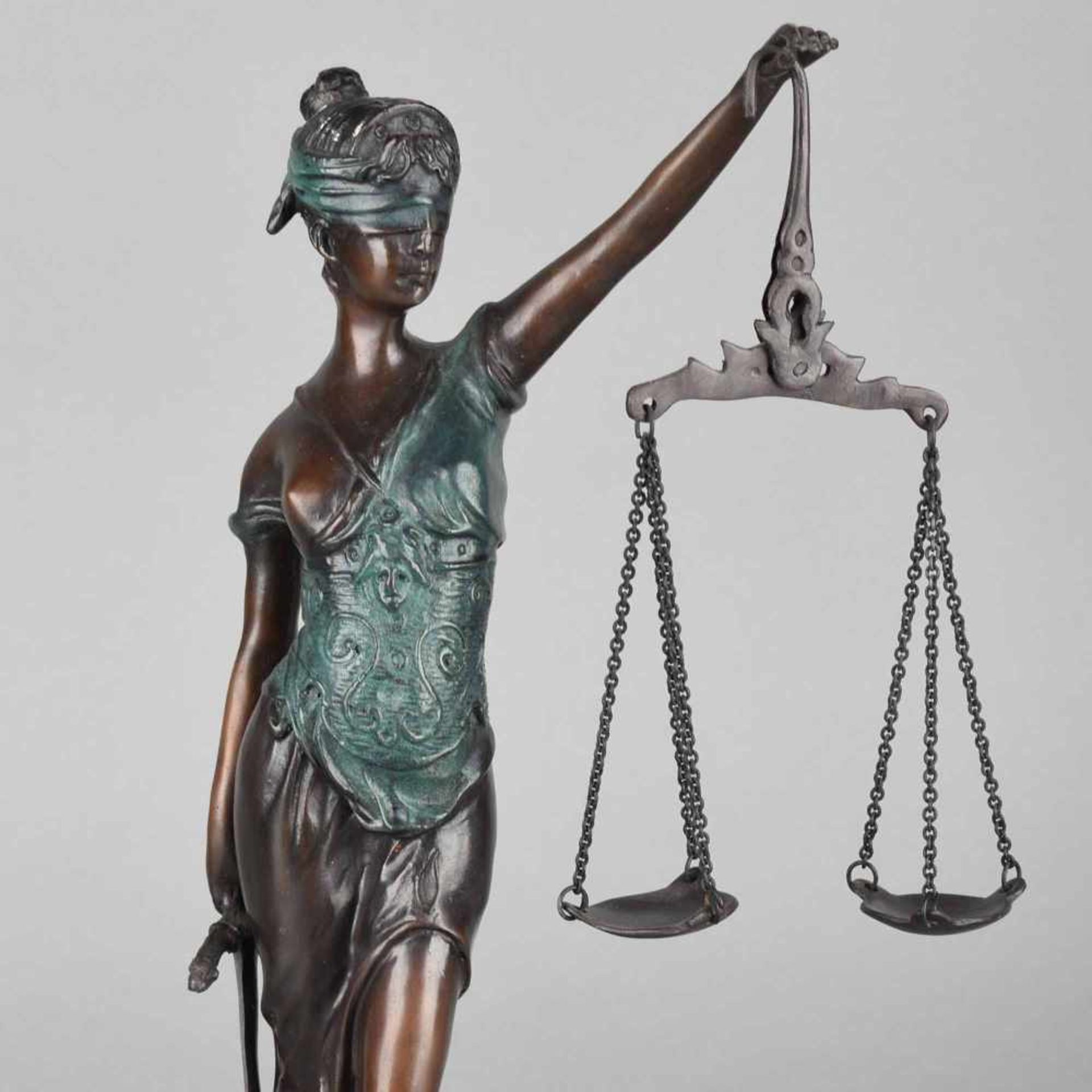 Allegorie der Gerechtigkeit nach dem Vorbild der bekannten Justitiadarstellung des Bildhauers