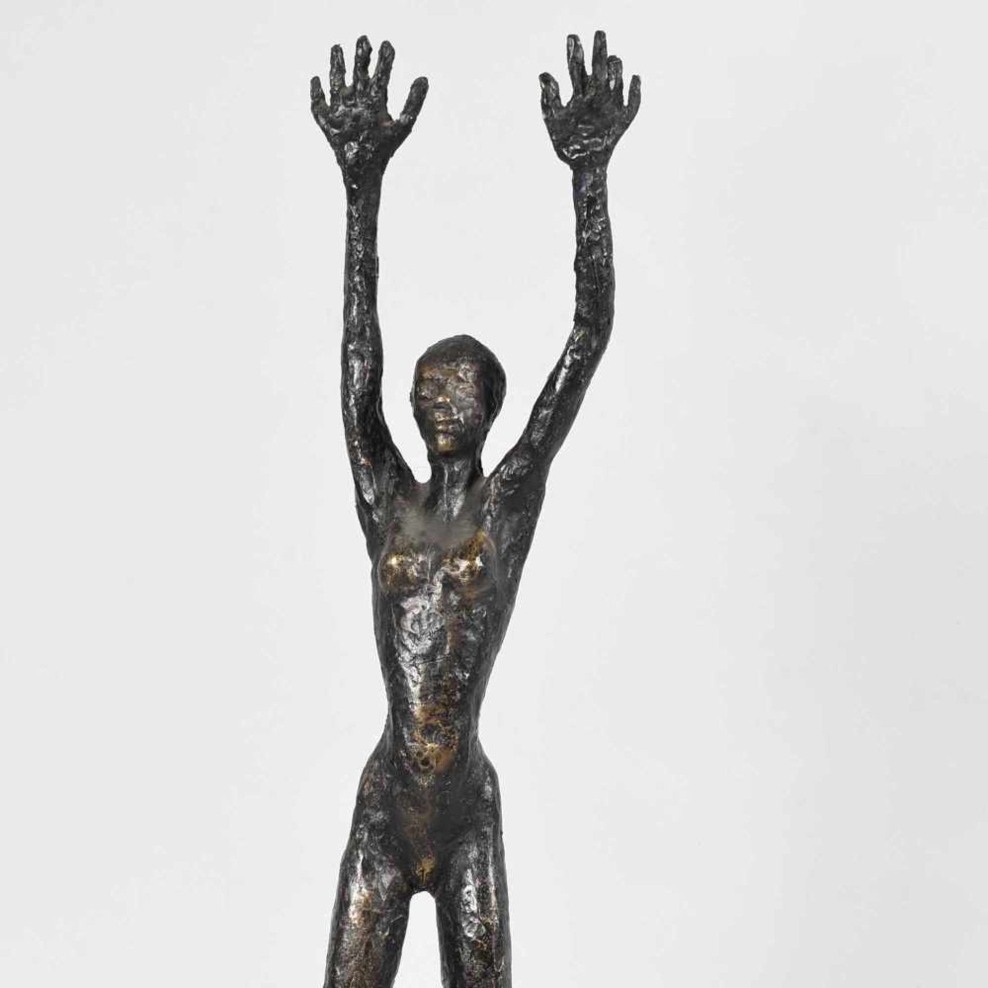 Große Aktfigur Bronze in Schwarz patiniert, weiblicher Akt in springender Pose mit weit nach oben