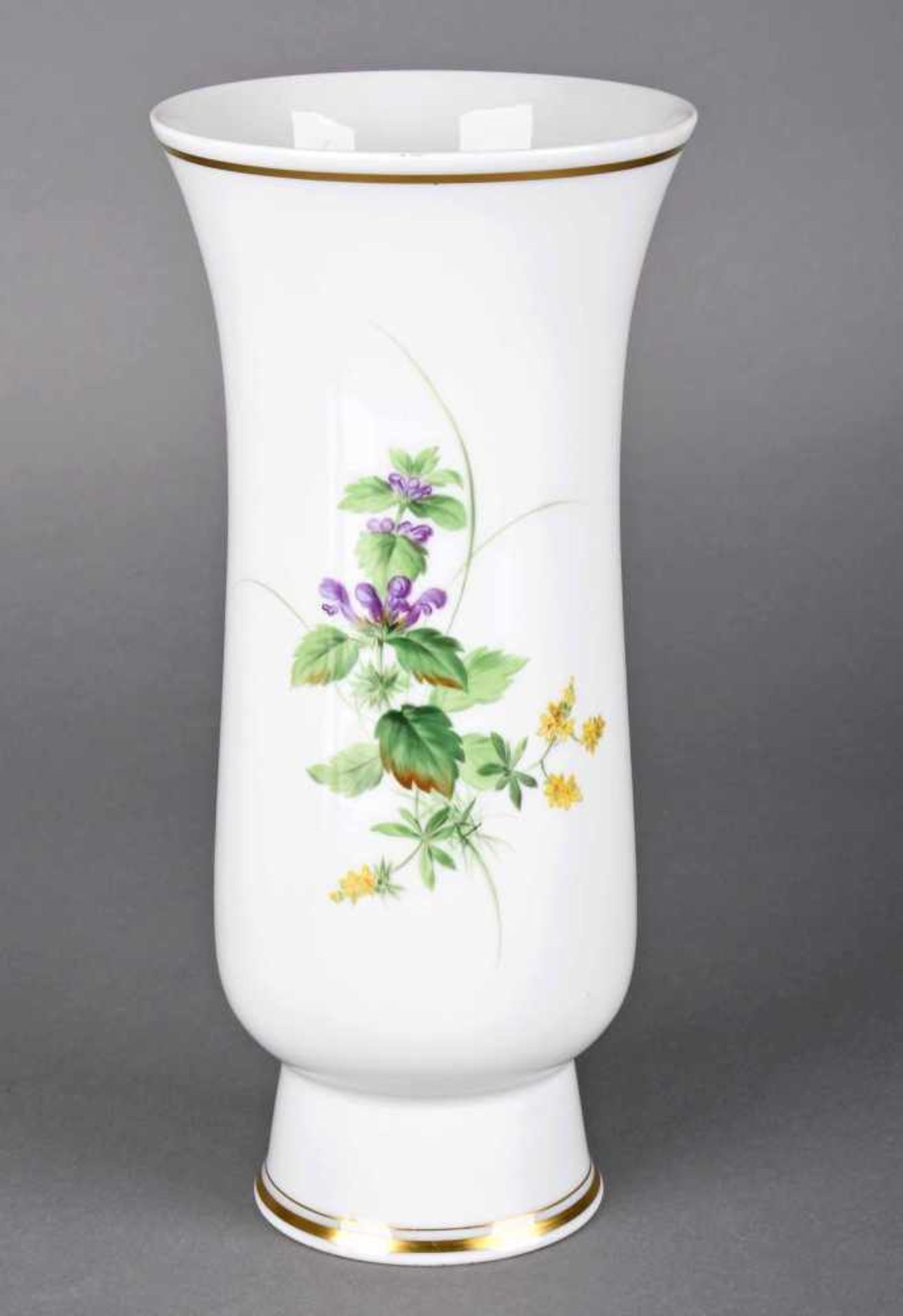 Vase Manufaktur Meissen, Schwerter unterglasurblau, I. Wahl, auf Rundfuß taillierte Wandung, - Bild 2 aus 2