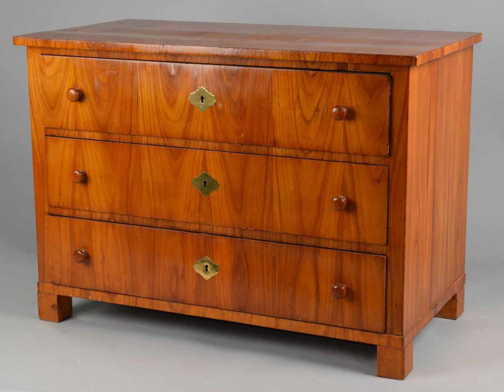 Biedermeier-Kommode Kirschbaum, auf Nadelholz furniert, auf Kantfüßen dreischübiger Korpus mit - Bild 2 aus 2