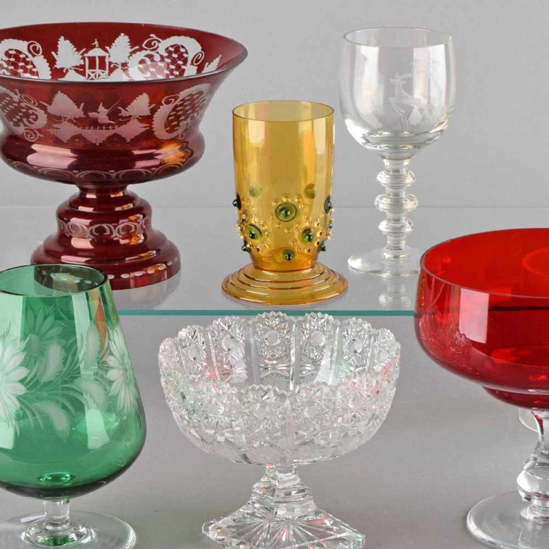 Konvolut Glas insg. 6 Teile, dabei: farbloses Stielglas mit jagdlichem Motiv, 3 Fußschalen u.a. in