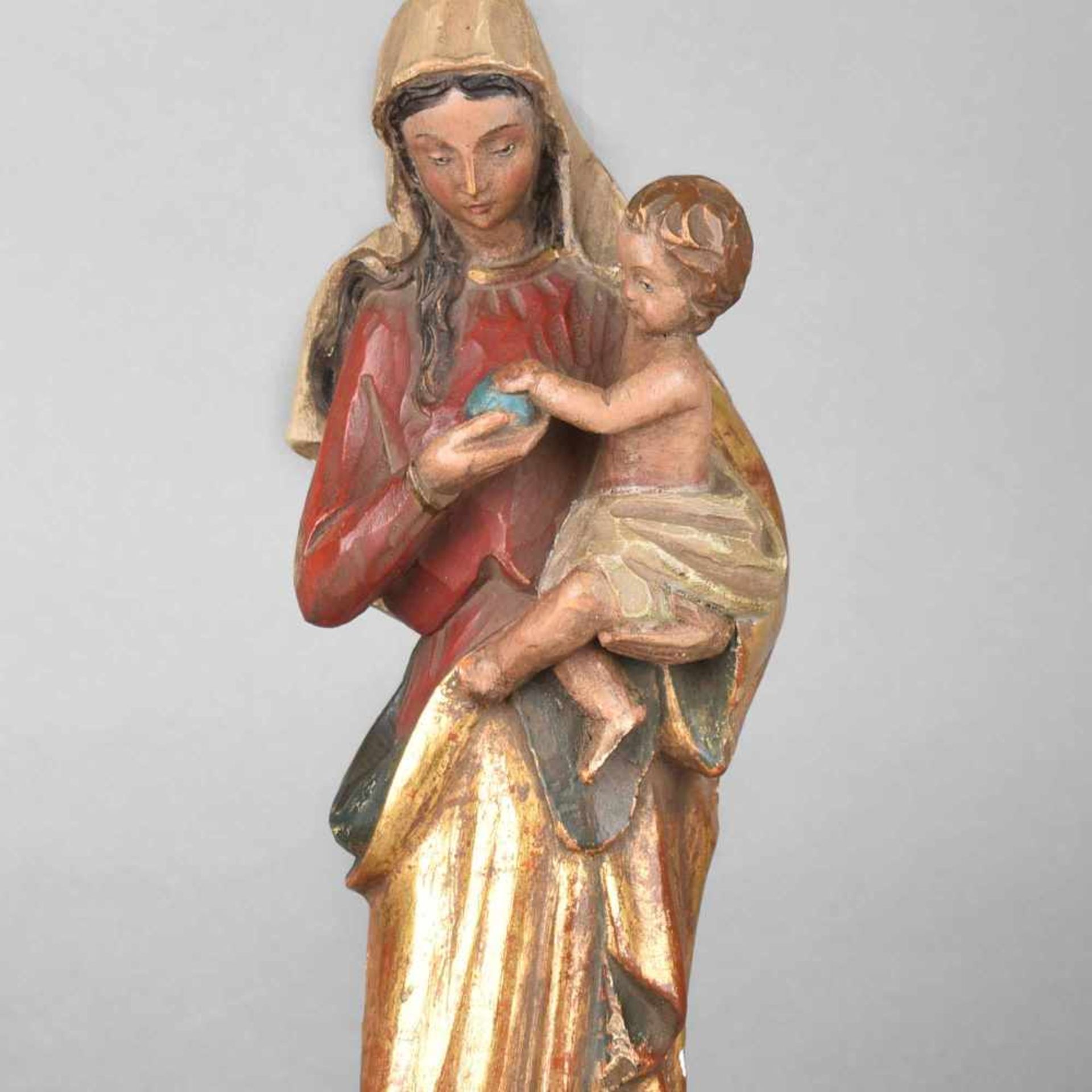 Madonnenplastik Holz, vollplastisch geschnitzt und farbig gefasst, Madonna mit Christuskind, H ca.