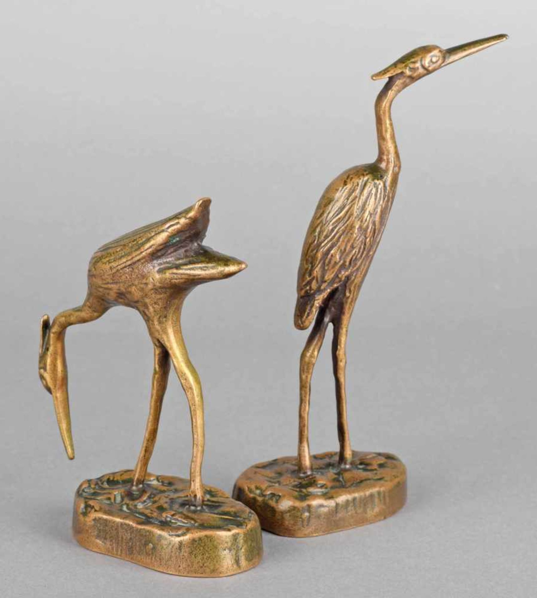 Paar Vogelfiguren Gelbguss, Reiher mit gesenktem bzw. erhobenem Haupt, strukturierte Oberfläche, - Bild 3 aus 3
