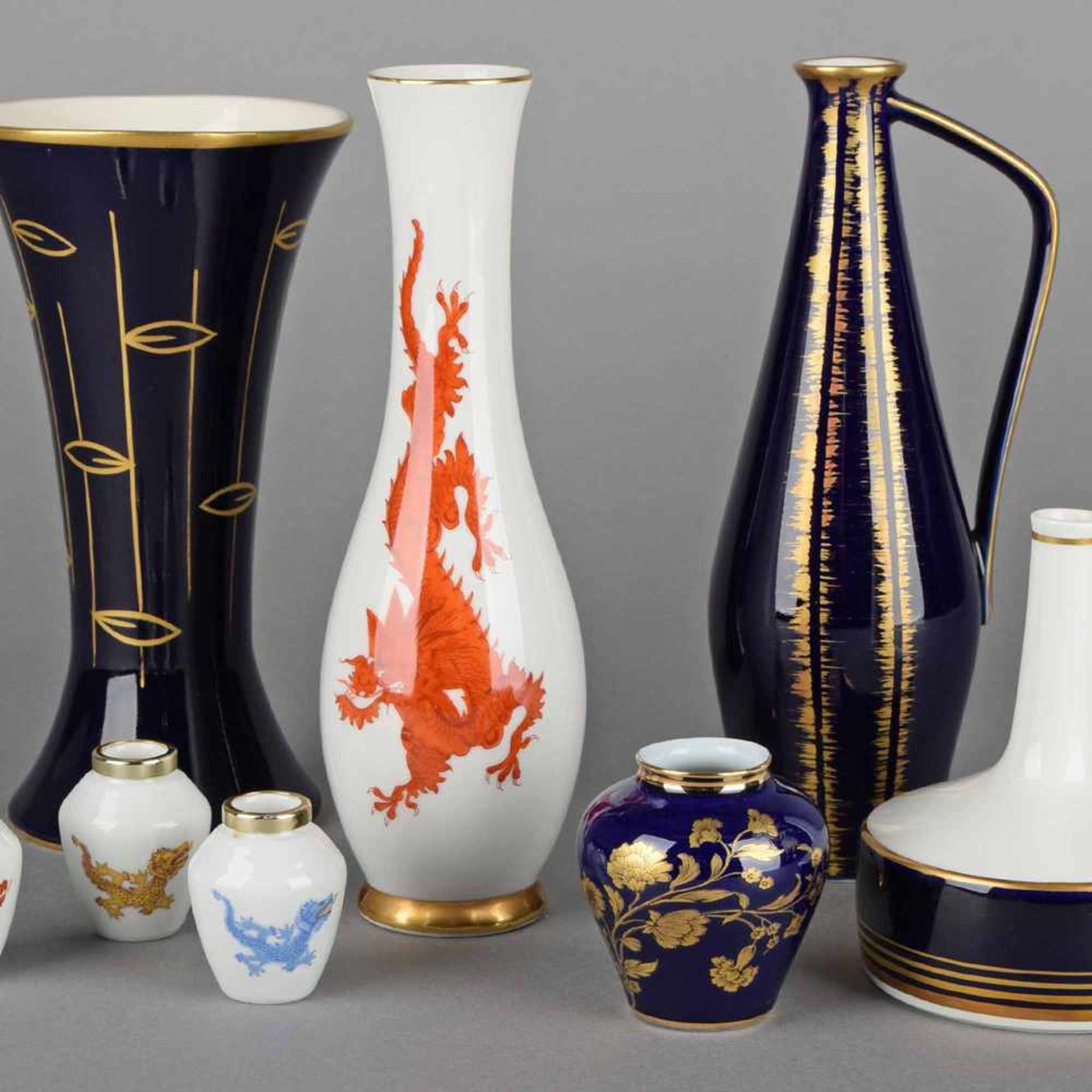 Konvolut Vasen insg. 8 Stück, versch. Hersteller, dabei u.a. Aelteste Volkstedter Porzellanfabrik,
