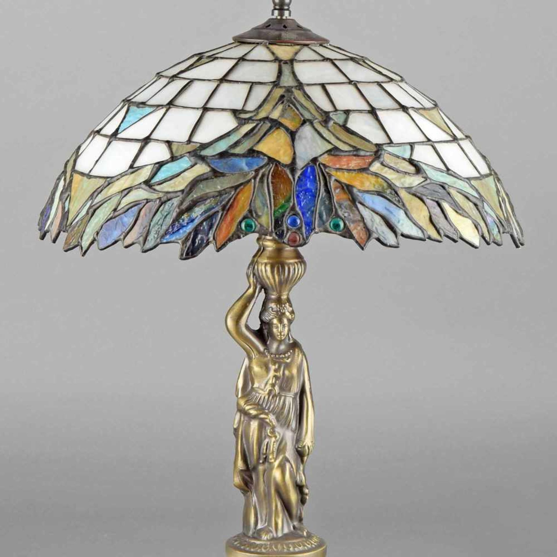 Tischleuchte im Tiffany-Stil, Metallguss, einflammig elektrifiziert, über reich reliefiertem Fuß