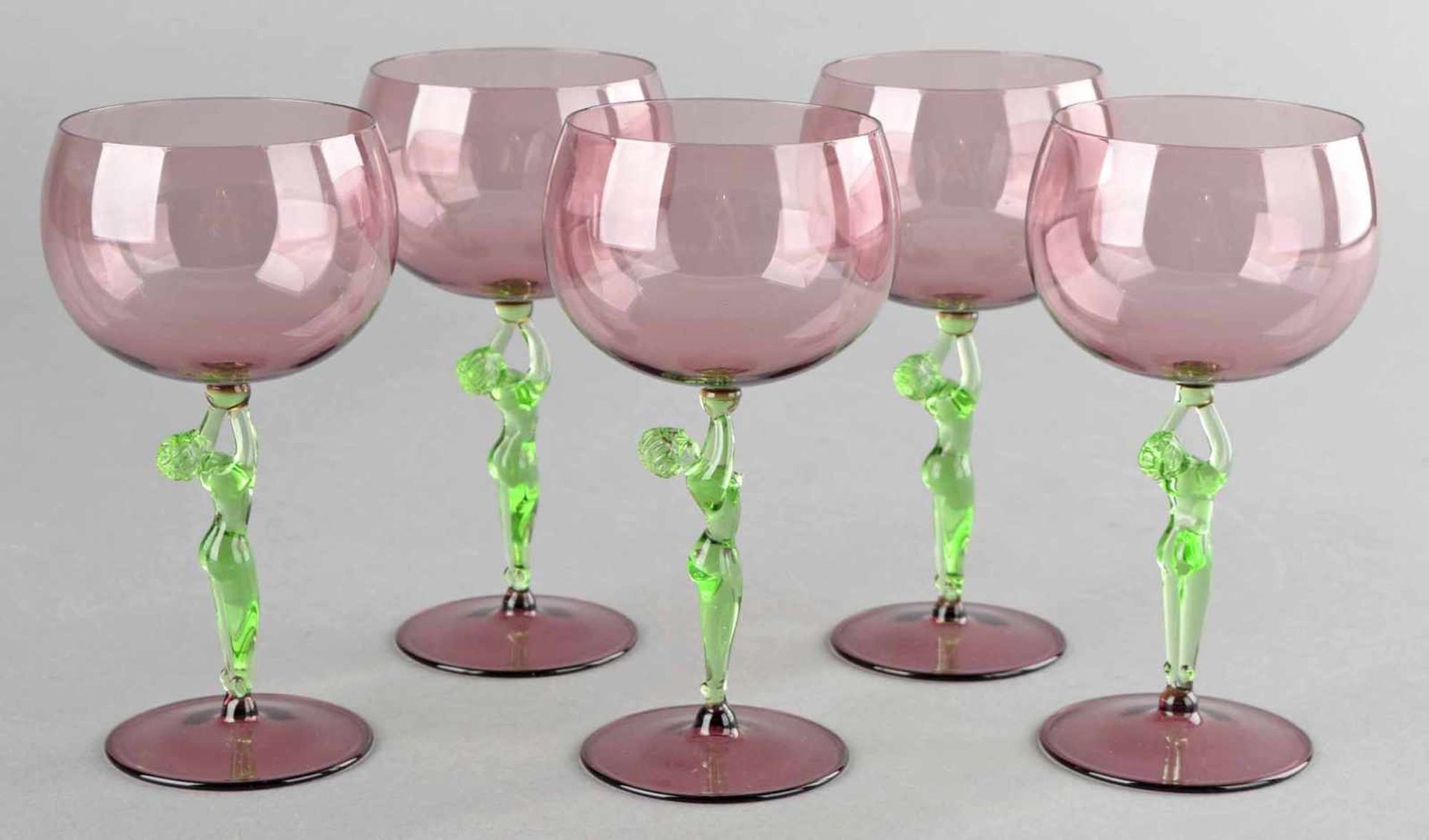 Fünf Weingläser Lauscha, Lampenglas in Violett und Grün, Rundfuß, figürlicher Stiel als weiblicher - Bild 2 aus 2
