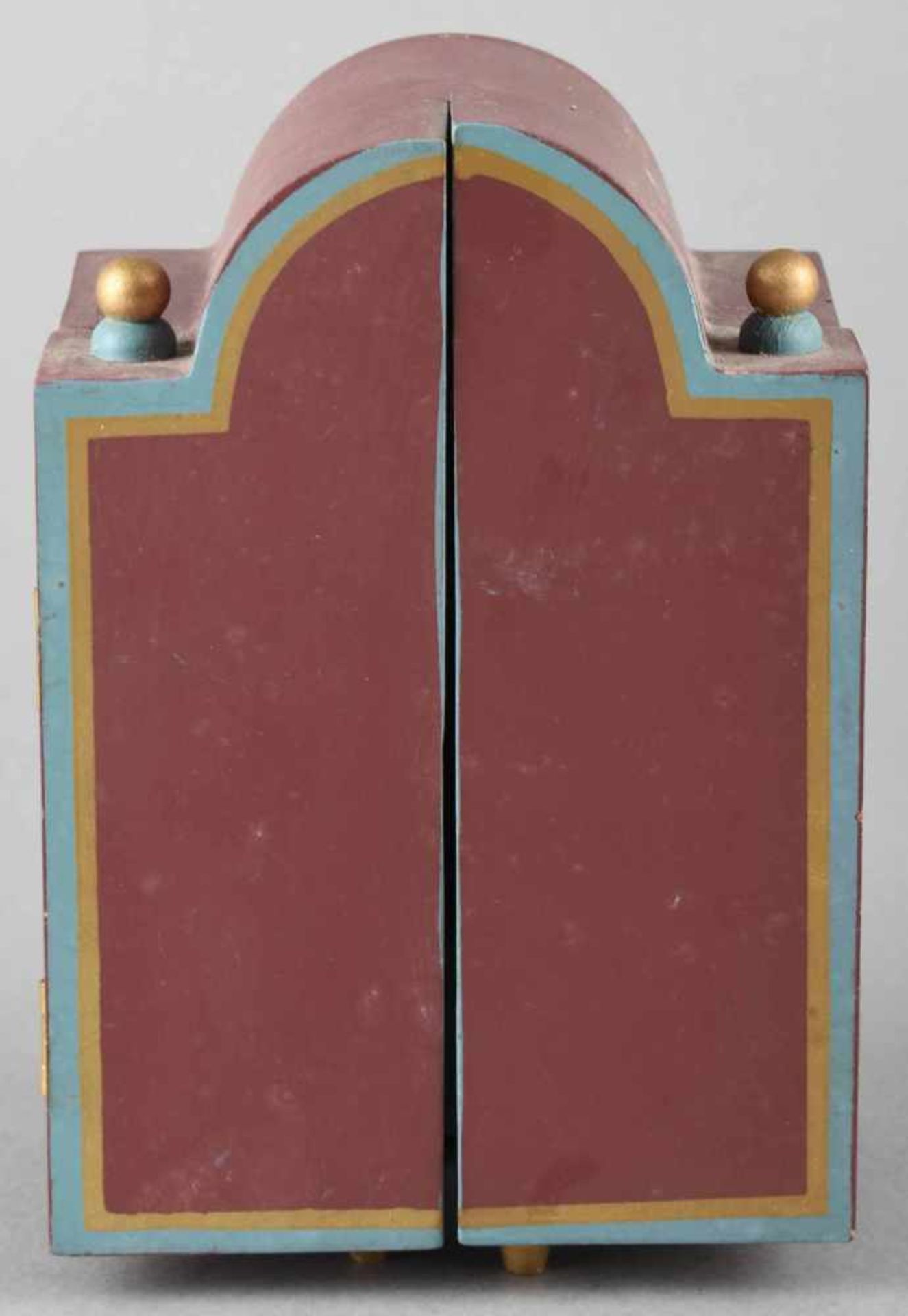 Spieldose Holz farbig bemalt, gestaltet in Form eines aufklappbaren Schrankes mit Spielzeug - Bild 3 aus 4
