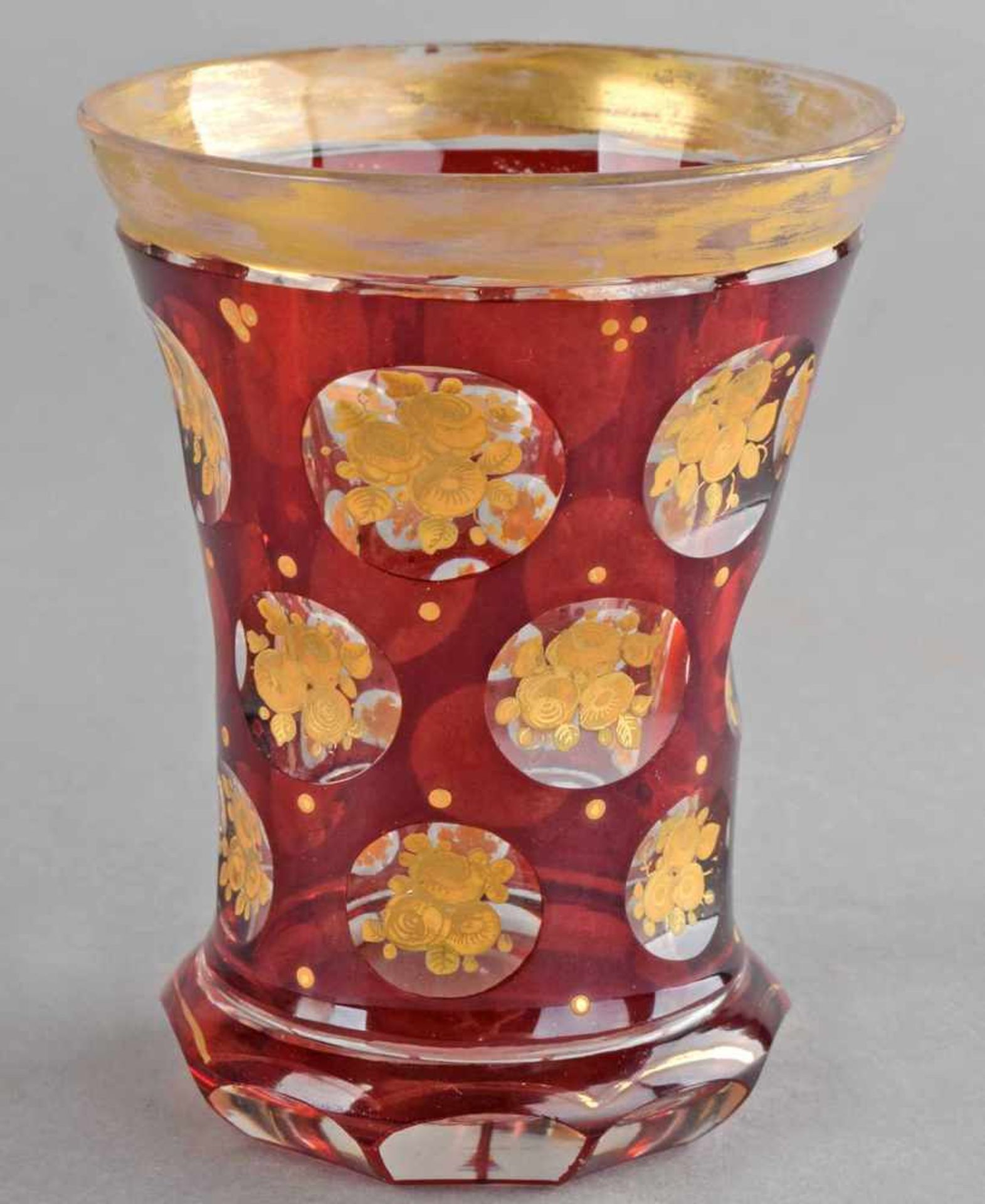 Biedermeier-Ranftbecher farbloses Glas mit Rotätze, facettiert geschliffener Ranft, darüber sich - Bild 2 aus 2