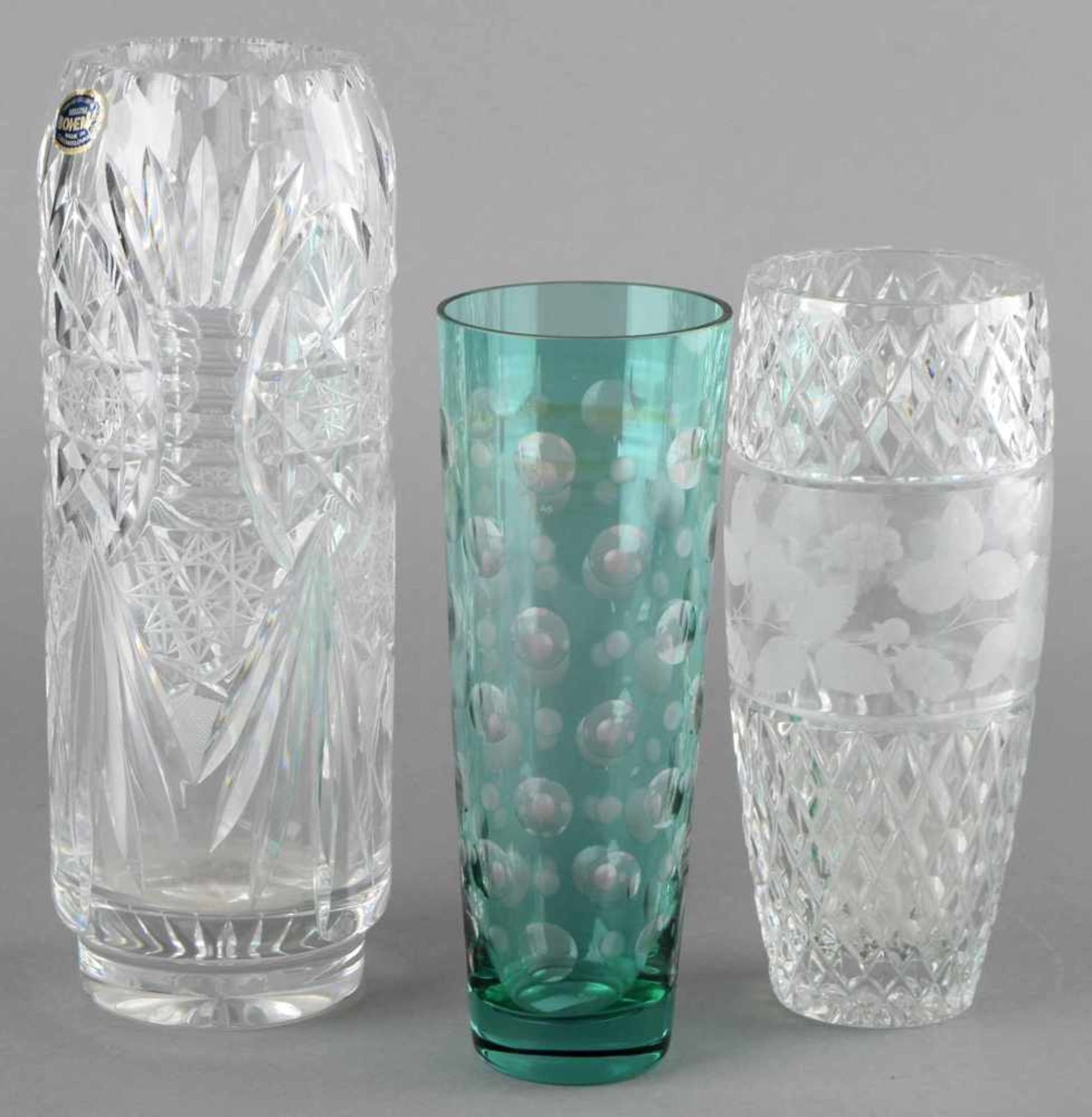 Drei Vasen je in Stangenform, 2 x farbloses Kristallglas im Schliffdekor bzw. 1 x in Grün - Bild 2 aus 2