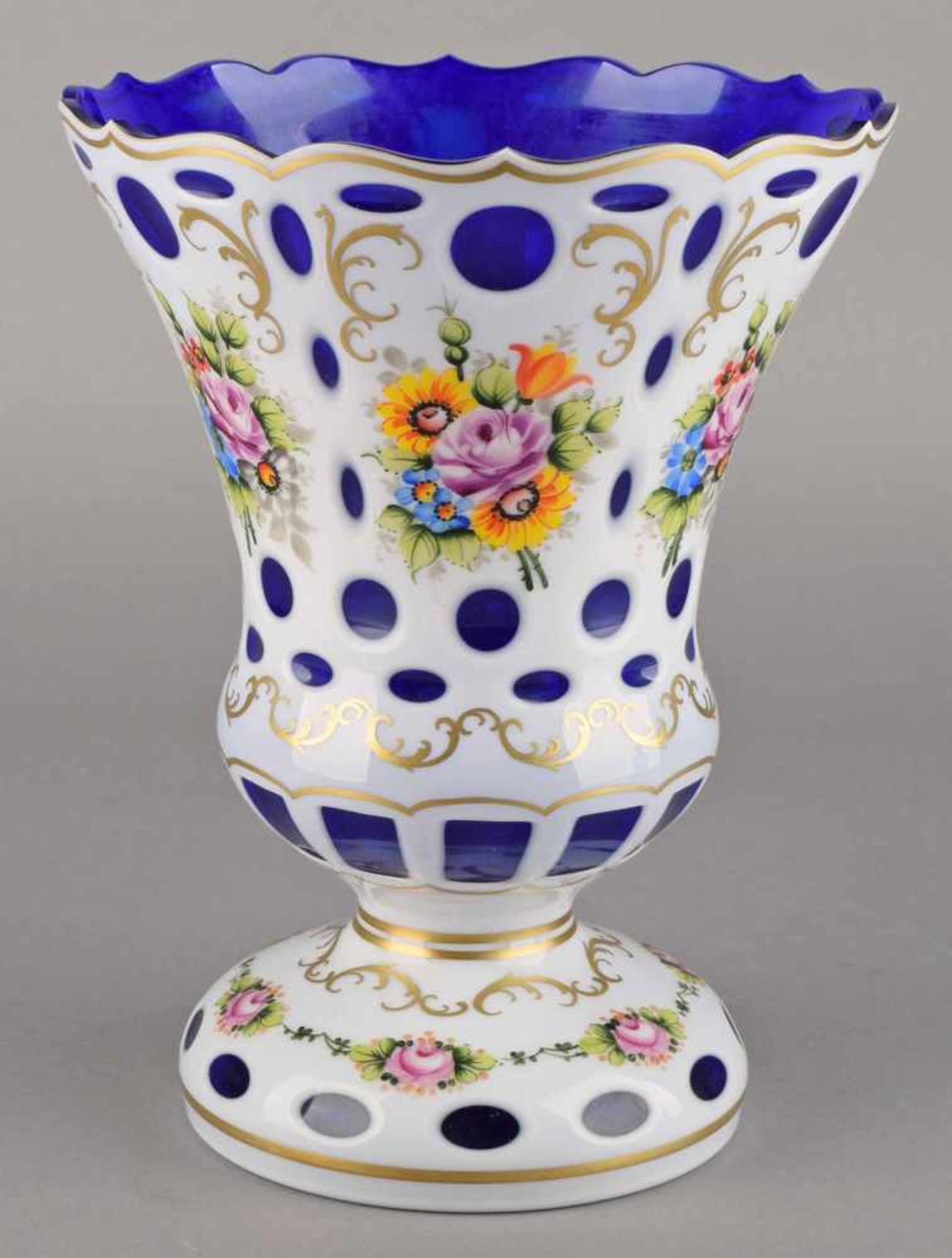 Große böhmische Vase im Stil des Biedermeier, über wulstigem Stand kurzer Schaft mit sich - Bild 2 aus 3