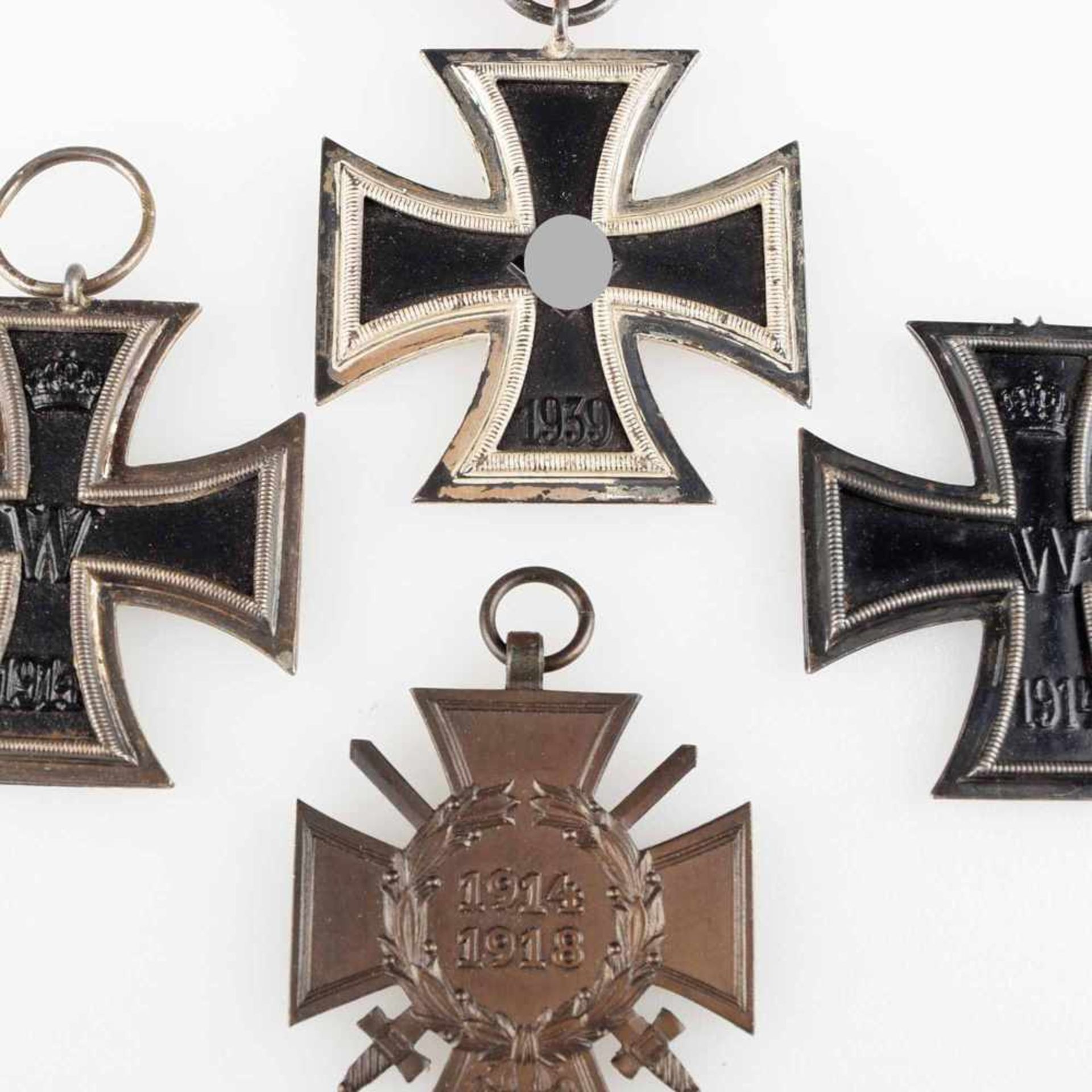 Kampfabzeichen I. und II. Weltkrieg 1 x Eisernes Kreuz 1939 II. Klasse, Trageöse mit schwarz-weiß-