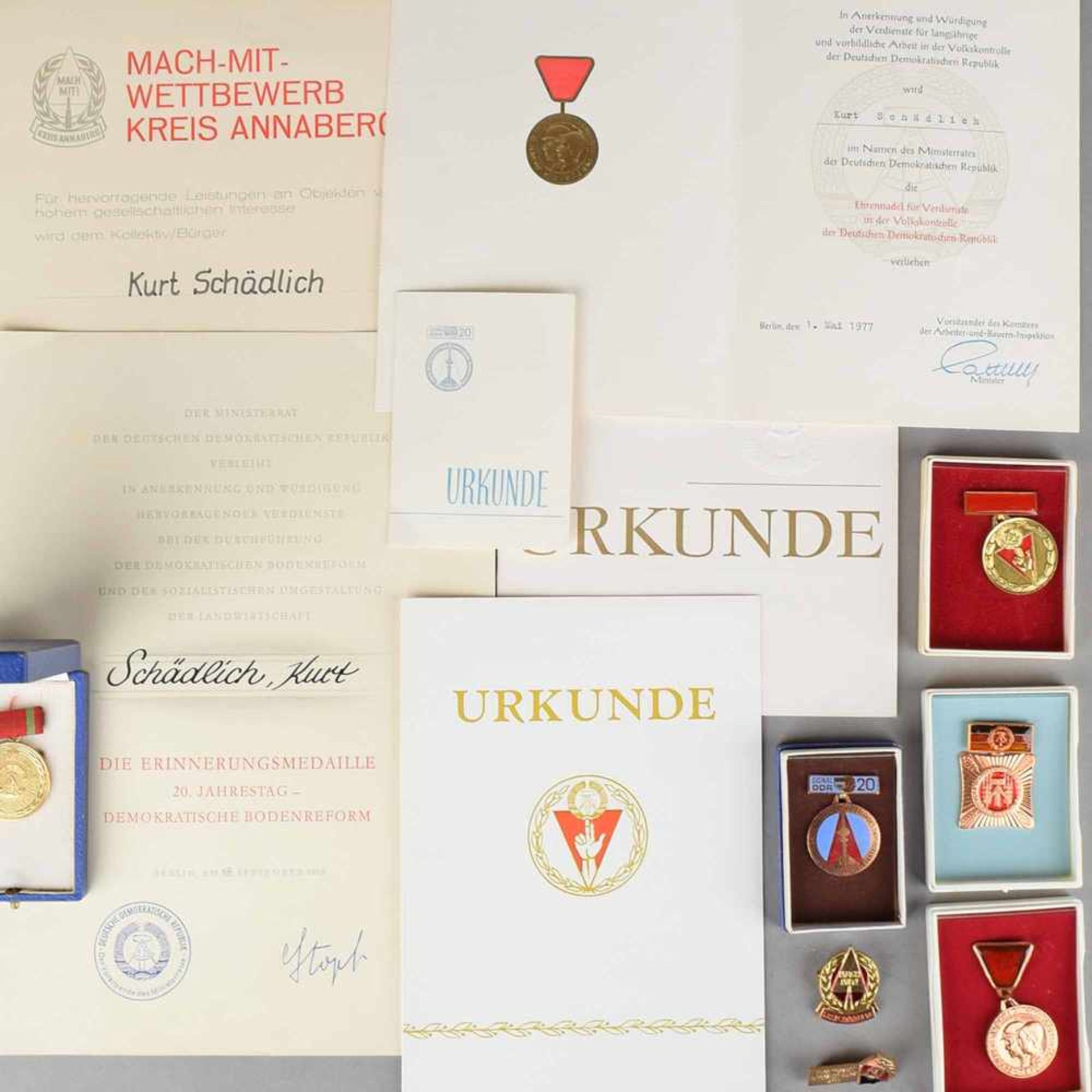 Konvolut Auszeichnungen und DDR Memorabilia dabei u.a.: 1 x 2 versch. Gläser aus dem Palast der