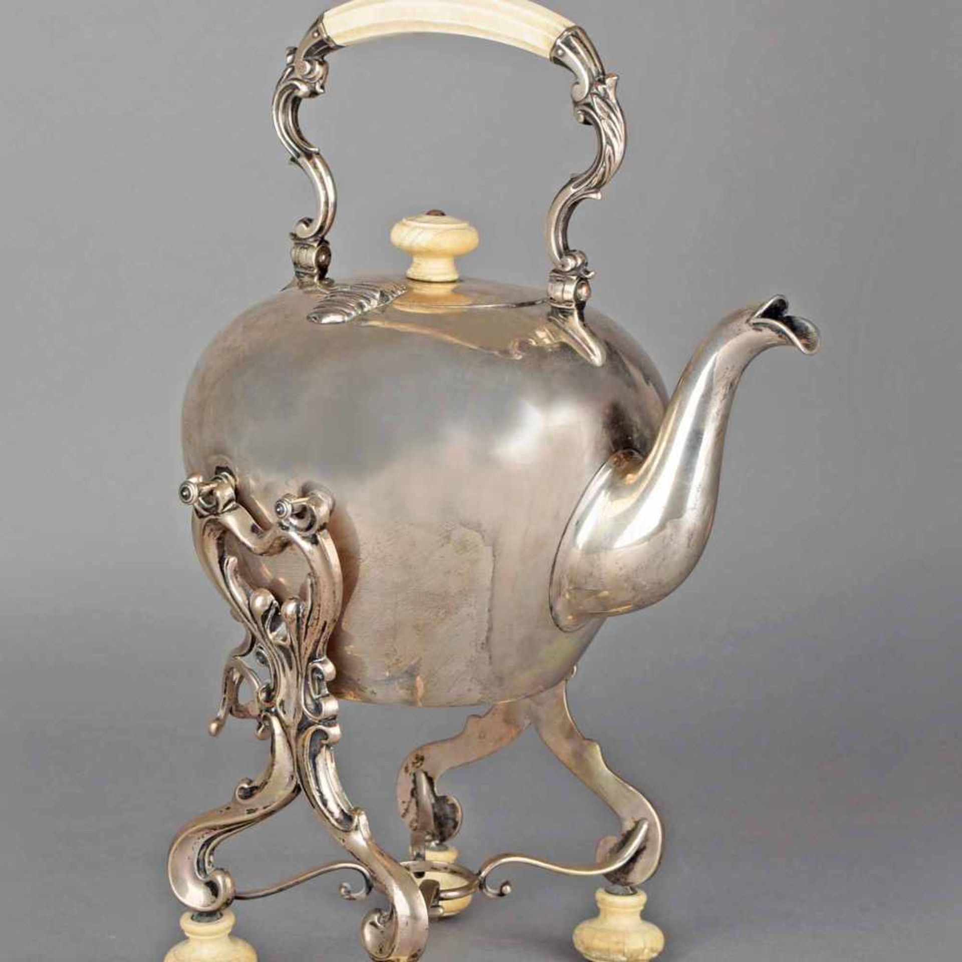 Prunkvolle Teekanne auf Rechaud Silber 800, Meistermarke: Mayerhofer & Klinkosch, Wien, kugelige