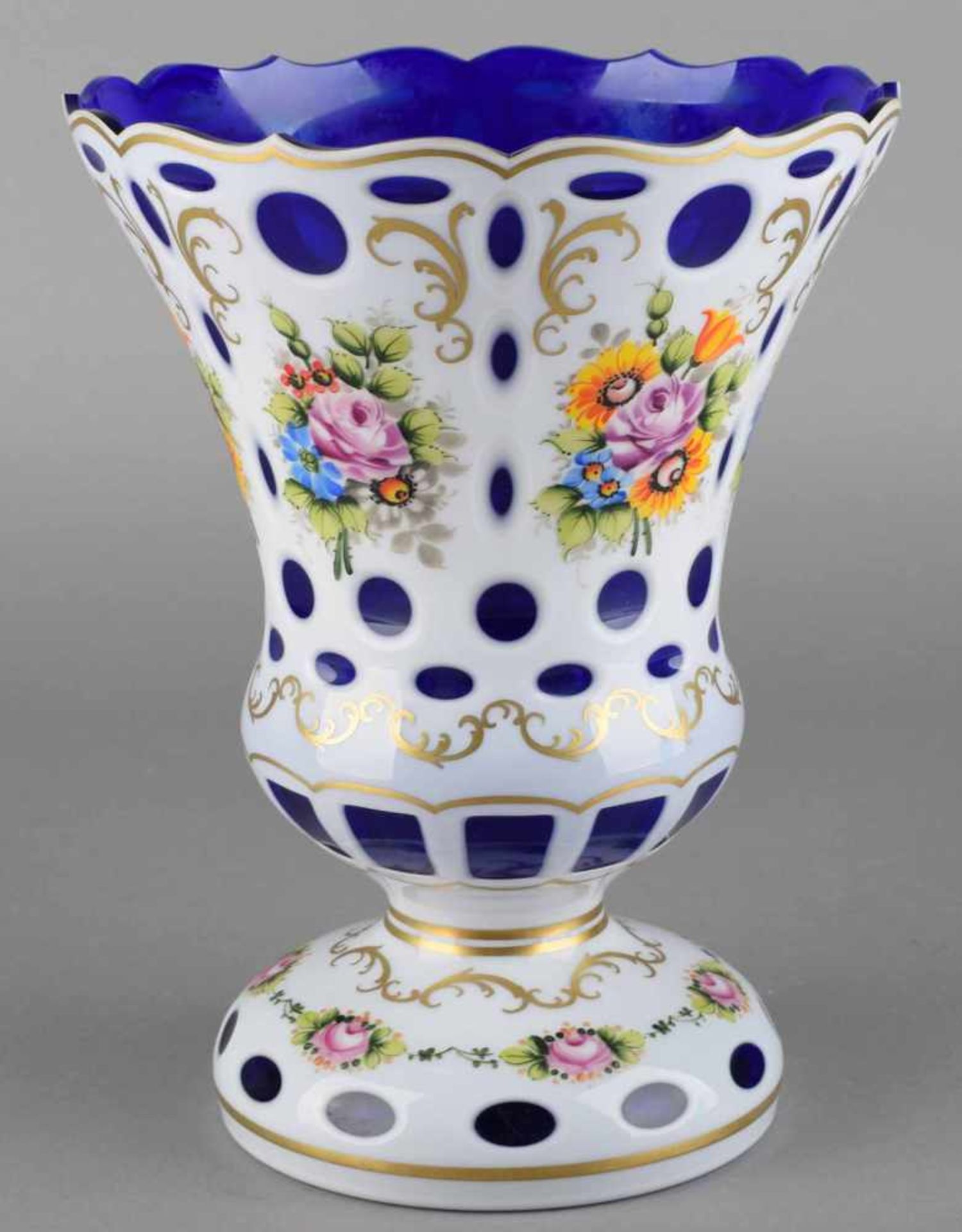 Große böhmische Vase im Stil des Biedermeier, über wulstigem Stand kurzer Schaft mit sich - Bild 3 aus 3