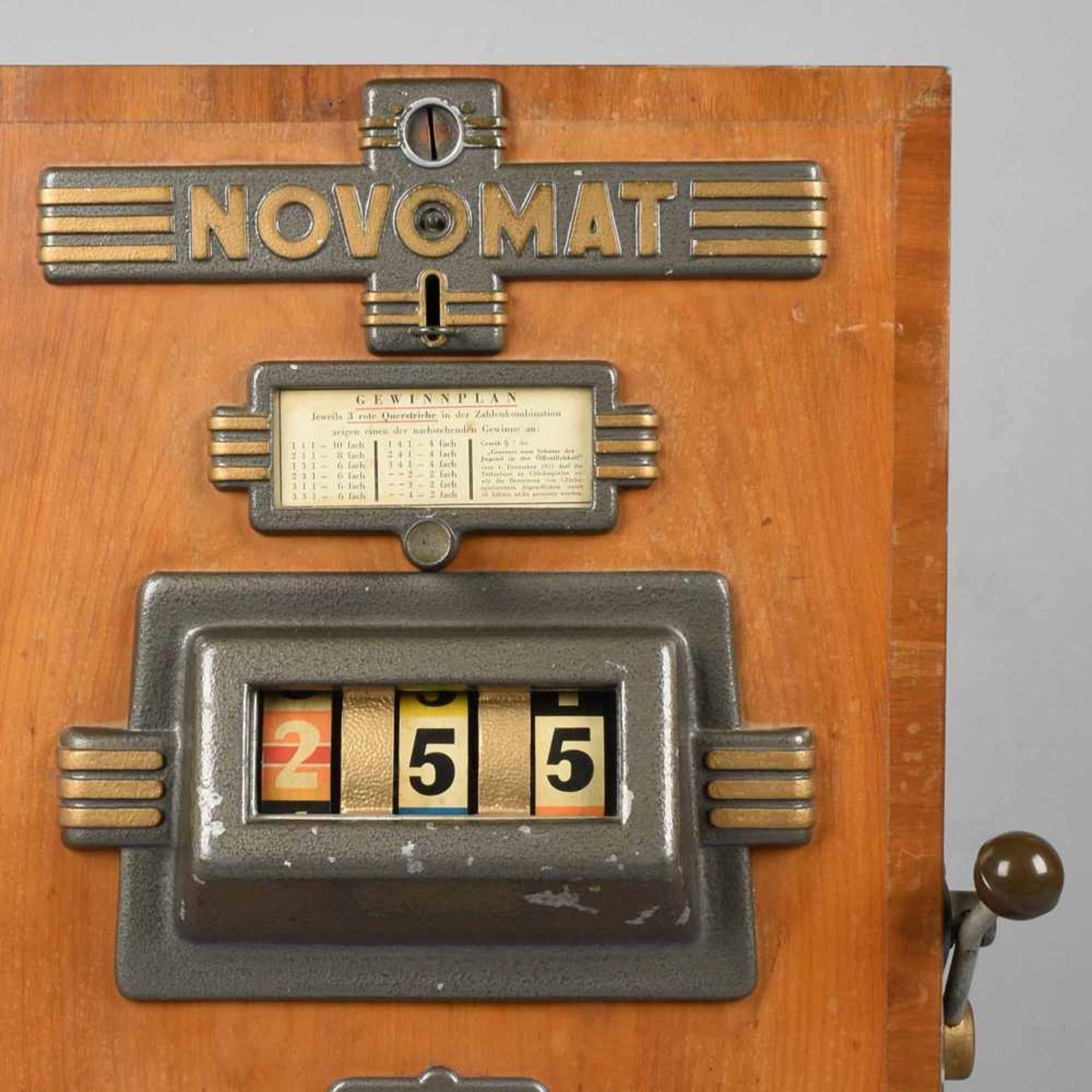 Wandspielautomat "Novomat", Holzgehäuse, mit gegossenen Metallbeschlägen, seitlich Hebel zum