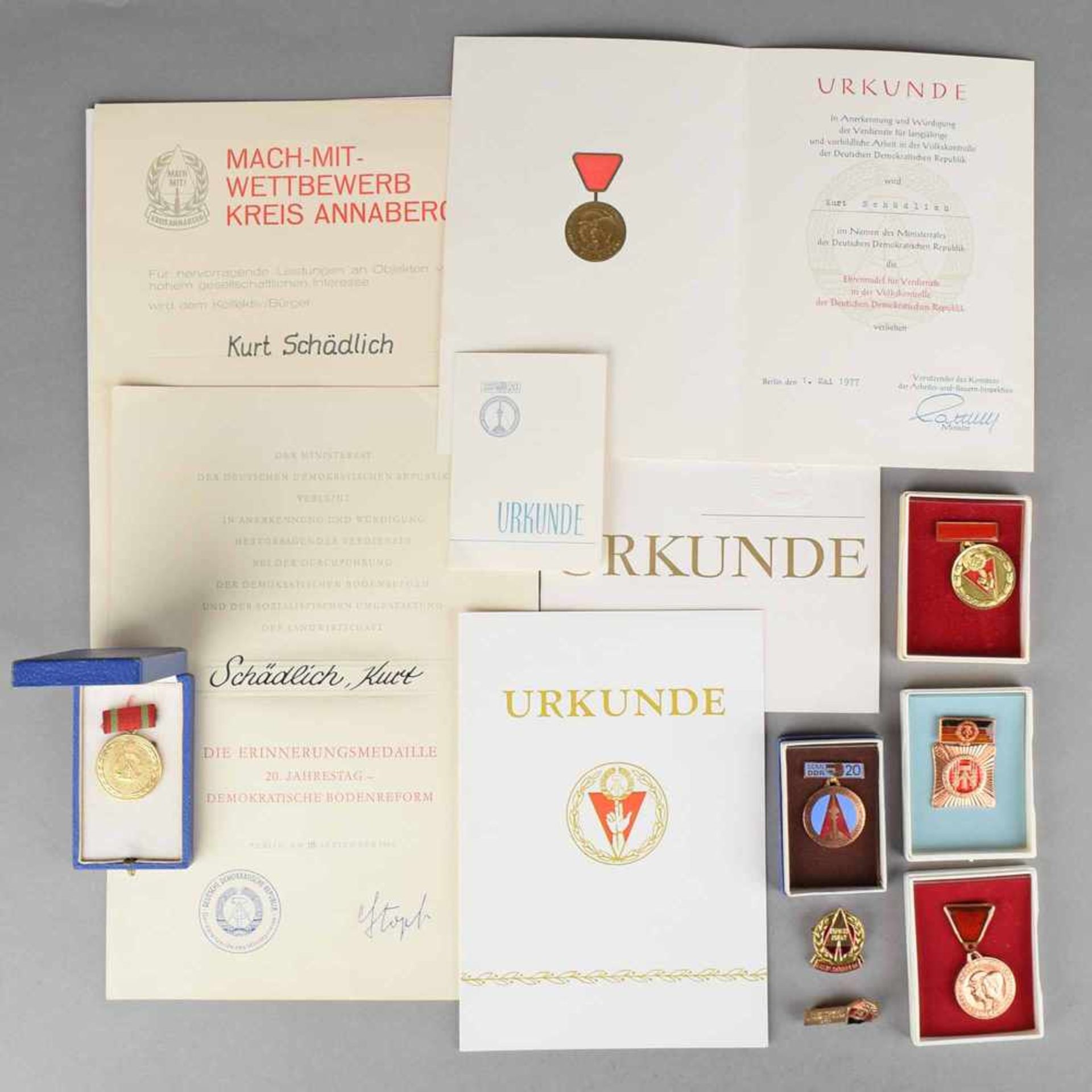 Konvolut Auszeichnungen und DDR Memorabilia dabei u.a.: 1 x 2 versch. Gläser aus dem Palast der - Bild 2 aus 3