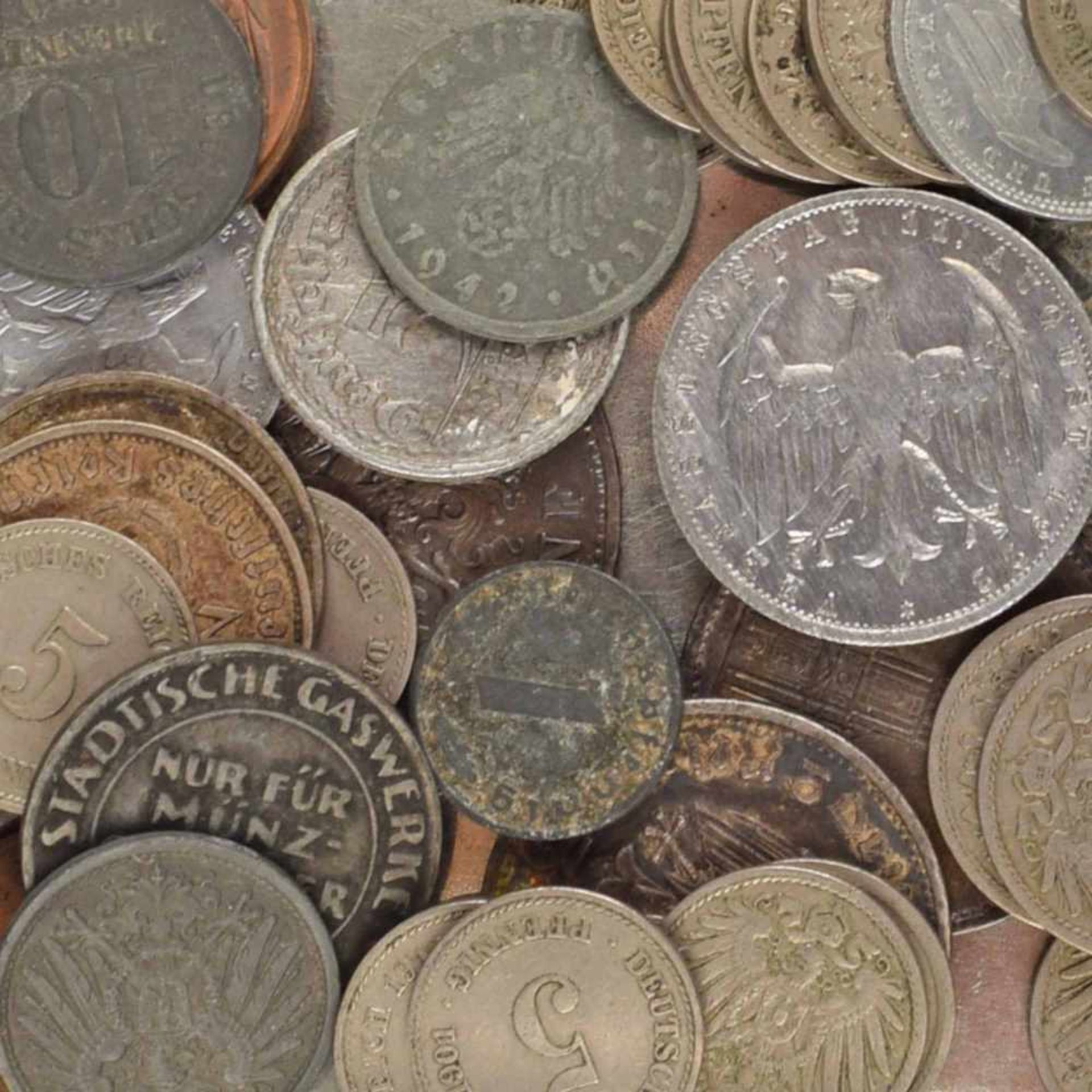 Konvolut Münzen, Medaillen und Papiergeld insg. an die 60 Stück, dabei u.a.: 1 x 5 Mark in Silber,