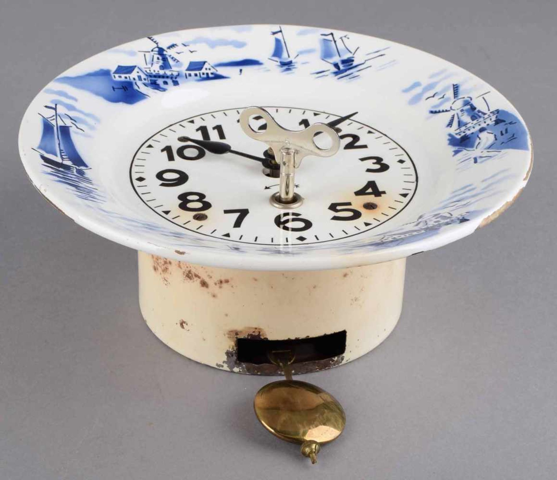 Küchenuhr Uhrschild in Form eines Tellers, mit blauem Schablonenspritzdekor, Pendelwerk, - Bild 3 aus 3